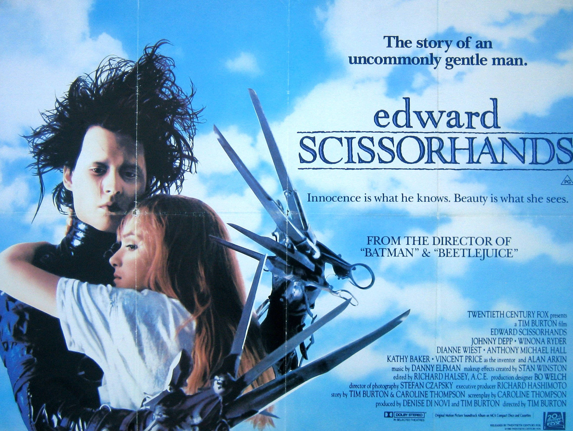 Edward Scissorhands 桌布 壁紙 — 一個擁有狂野黑髮和金屬剪刀手的男人，在明亮的藍天白雲下擁抱一個女人。