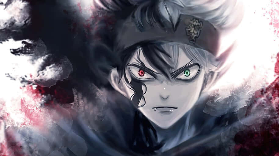 Asta Black Clover 4K 桌布 壁紙 — 一個擁有異色瞳（一紅一綠）的動漫角色，透過旋轉的黑暗煙霧和紅色飛濺物凝視著。
