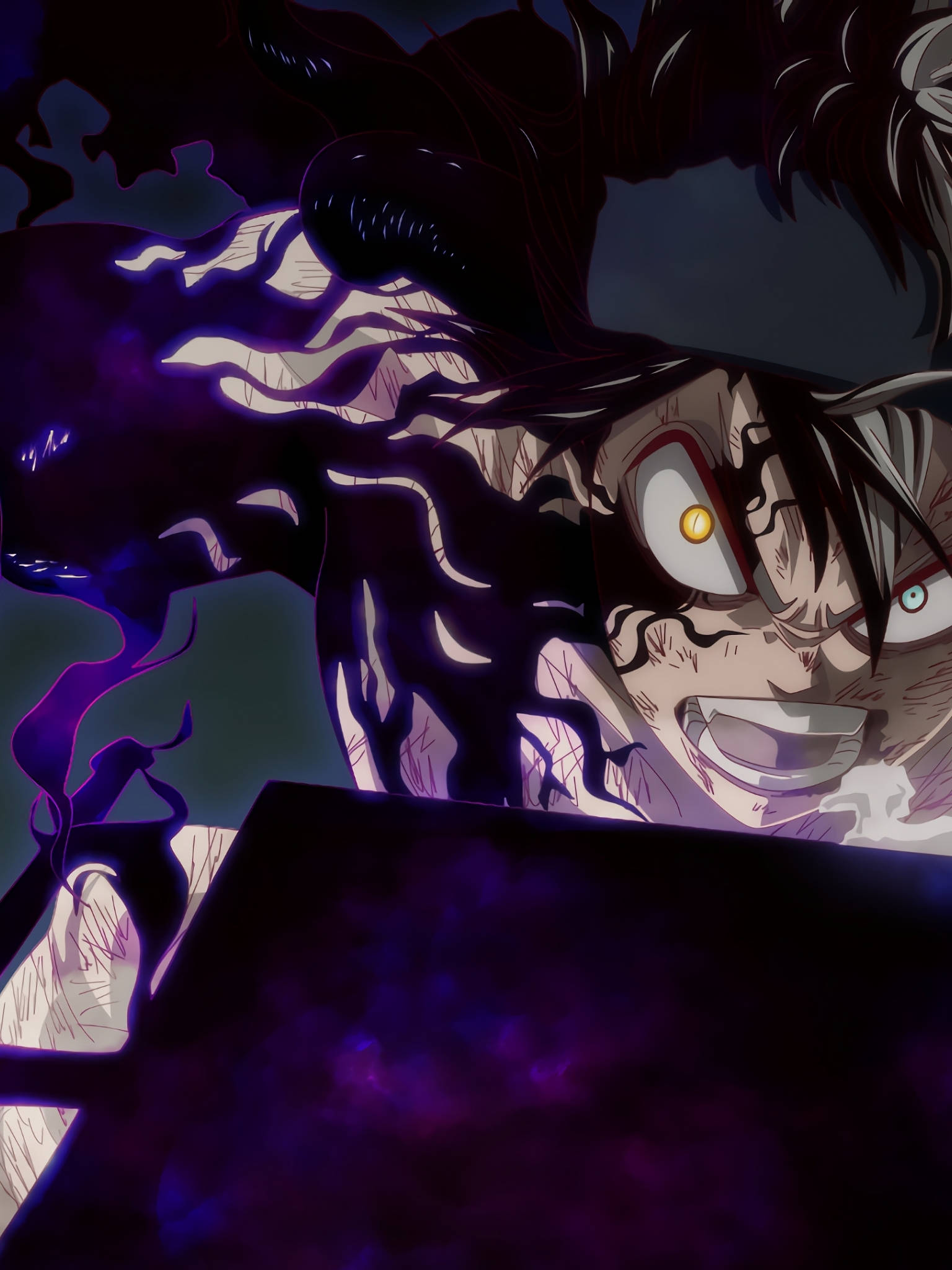 Black Clover Asta 桌布 壁紙 — 一個擁有發光眼睛和深紫色能量的動漫角色在戲劇性的特寫中向前衝刺。