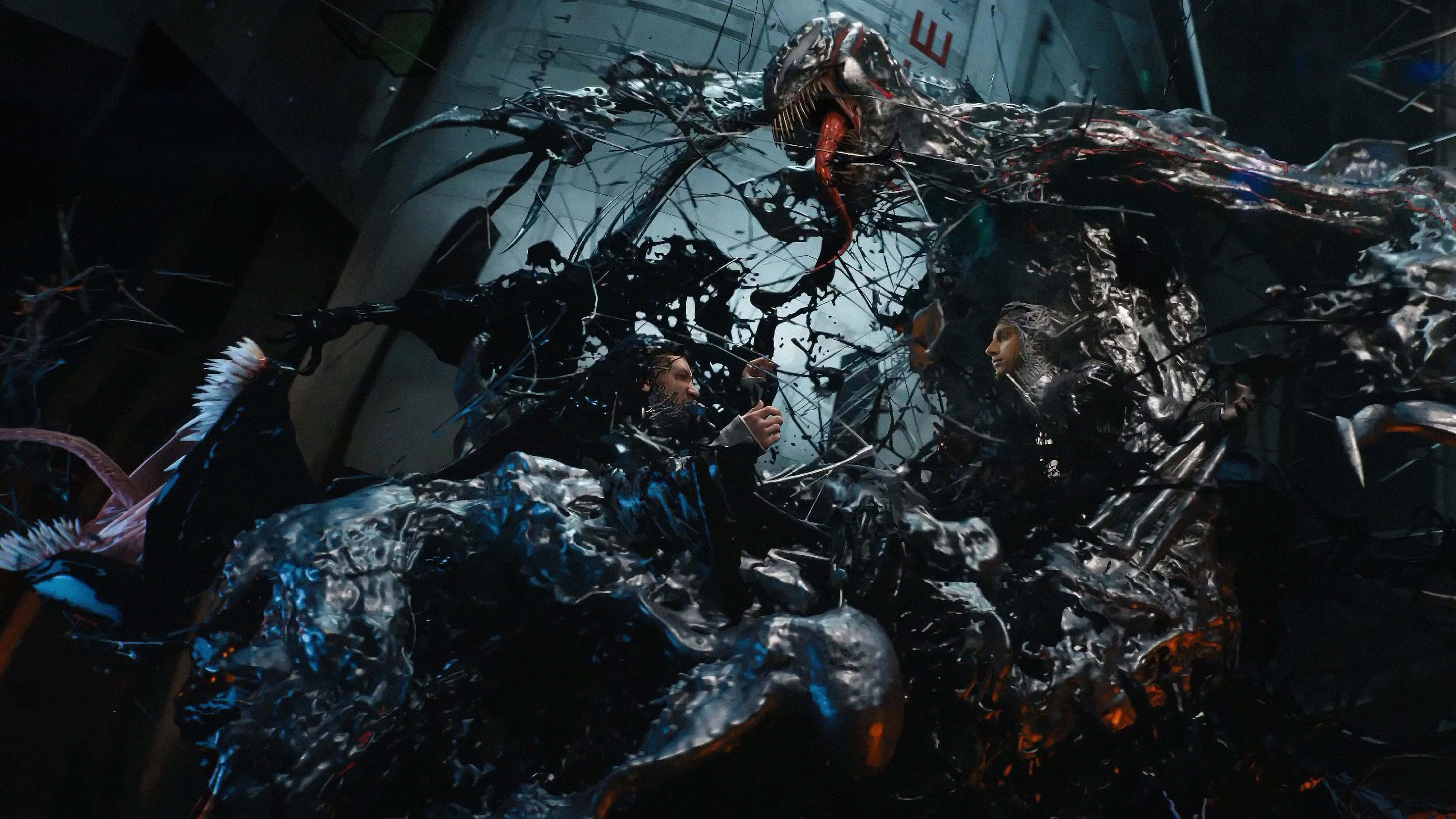 Carnage Vs Venom 桌布 壁紙 — 一個擁有發光紅嘴和尖銳牙齒的怪物共生體，在黑暗的工業環境中籠罩著兩個驚恐的人類。