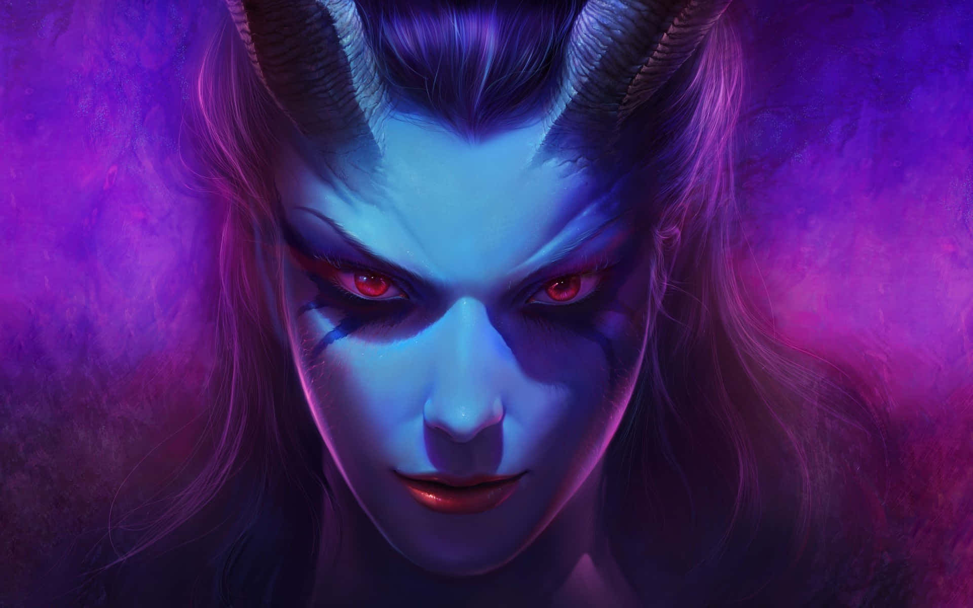 動漫惡魔 桌布 壁紙 — 一個擁有發光紅眼和彎曲角的惡魔女子，在旋轉的紫色和藍色背景前強烈凝視。