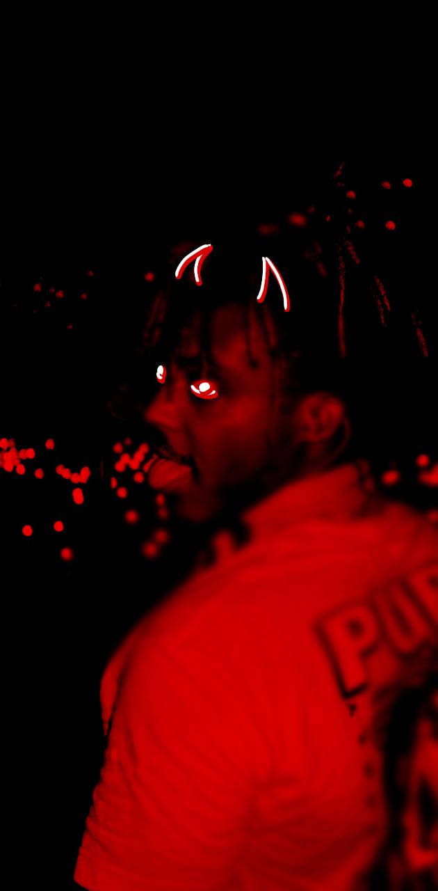 在暗紅燈光下，擁有發光紅眼和惡魔角的人。 — Juice Wrld 壁紙