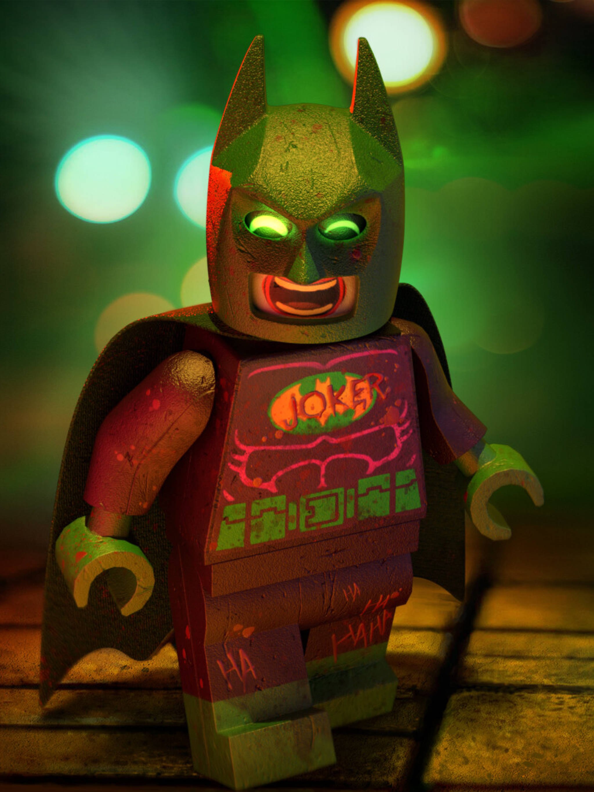 樂高 桌布 壁紙 — 一個擁有發光綠色眼睛和小丑塗鴉的LEGO蝙蝠俠人偶站在彩色散景燈光下的木板上。