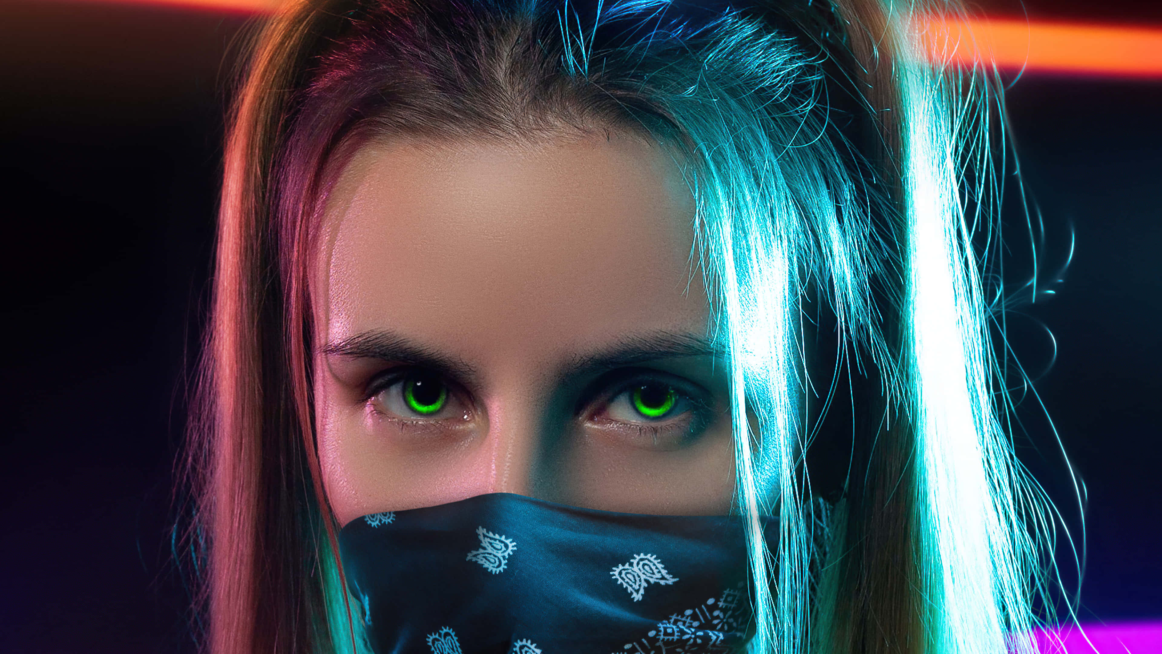 Eyes 桌布 壁紙 — 一個擁有發光綠色眼睛和頭巾的人，在霓虹粉紅和藍色燈光下強烈凝視。