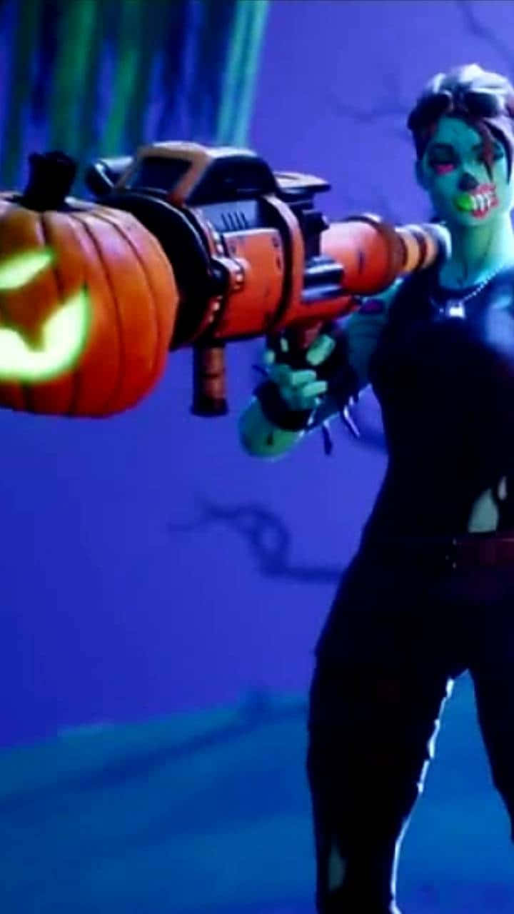 Cool Ghoul Trooper 桌布 壁紙 — 一個擁有發光綠色眼睛的殭屍角色，在深藍色鬧鬼背景下揮舞著南瓜主題武器。