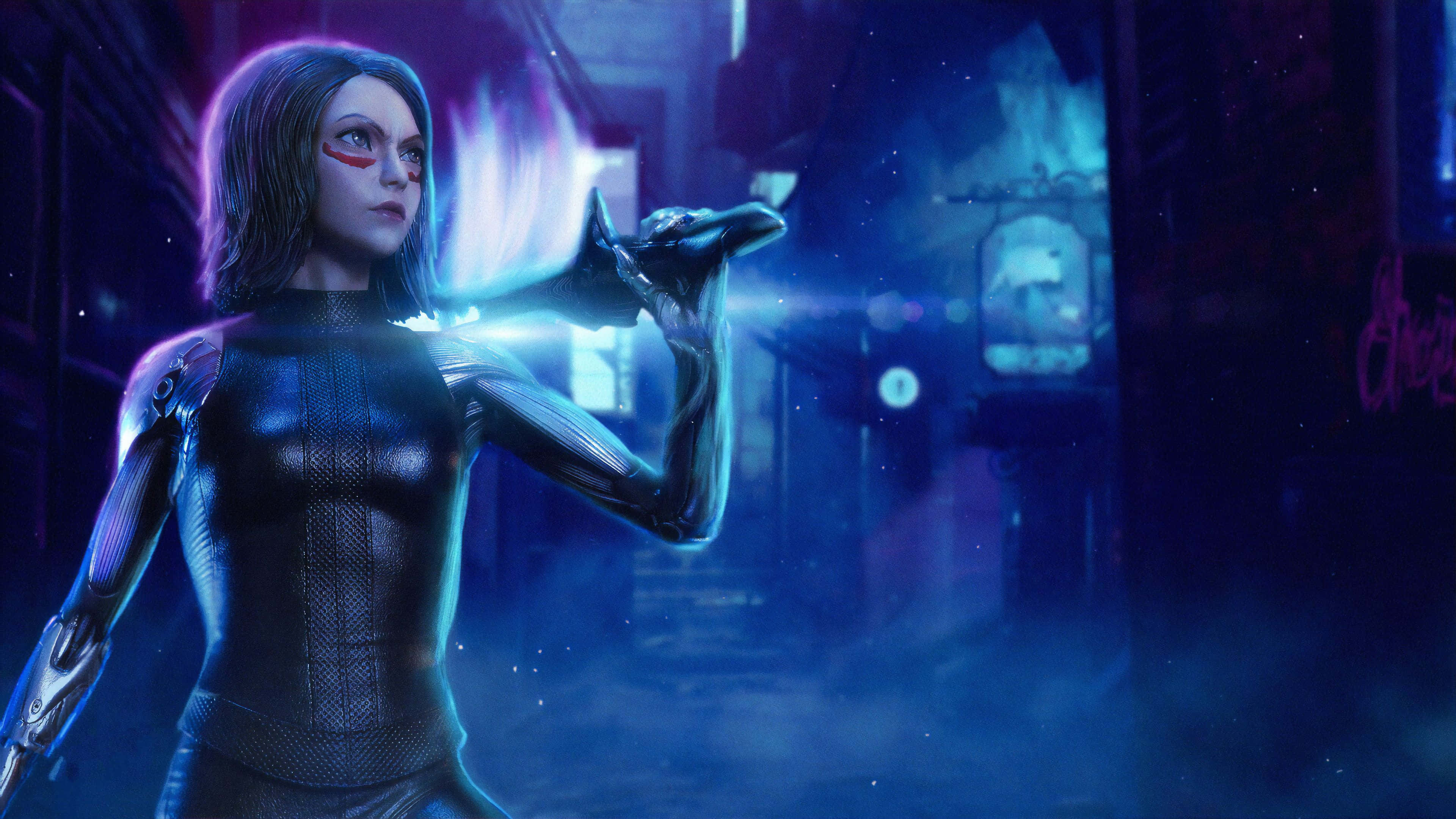 Alita Battle Angel 桌布 壁紙 — 一個擁有發光藍色手臂和紅色眼睛標記的賽博格女性，夜晚站在霓虹燈照亮的未來主義小巷中。
