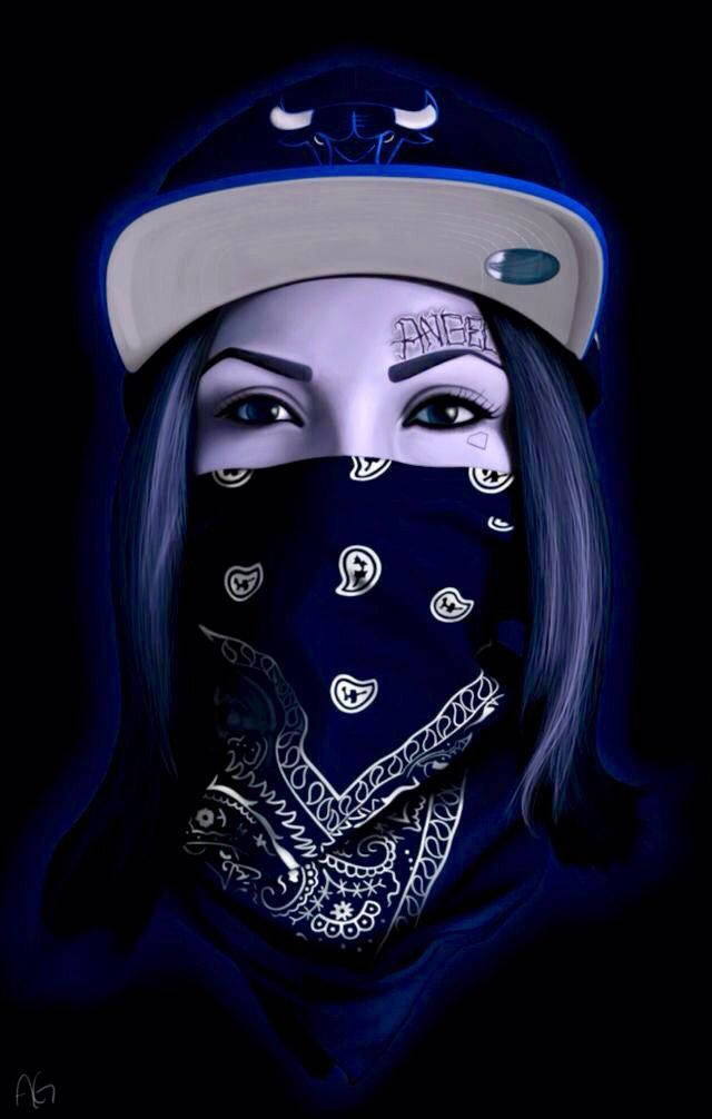 Crip 桌布 壁紙 — 一個擁有發光藍色眼睛、臉部被頭巾遮蓋的人，在深色背景下戴著帶有公牛標誌的帽子。
