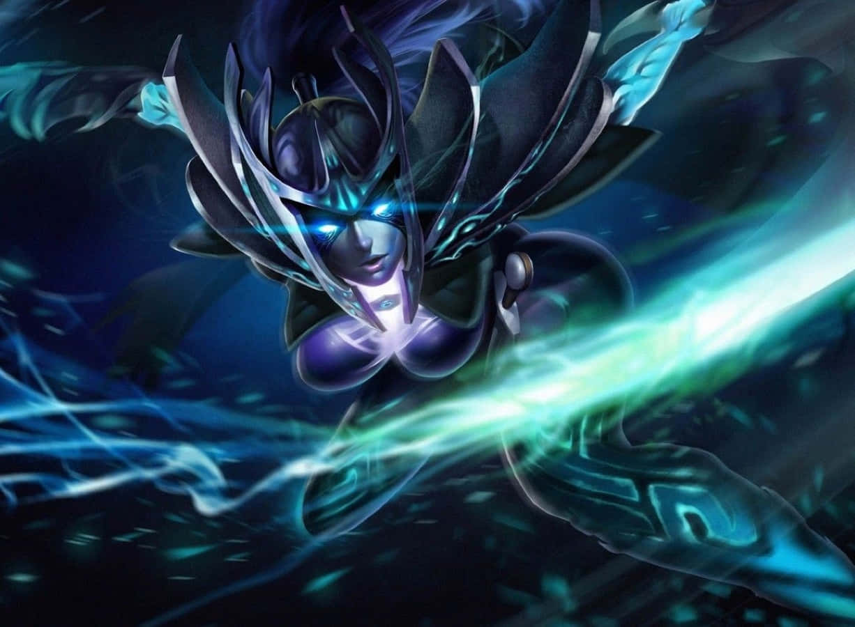 Phantom Assassin 桌布 壁紙 — 一個擁有發光藍色眼睛和能量刀刃的黑暗奇幻戰士，在動態數位藝術場景中向前衝刺。