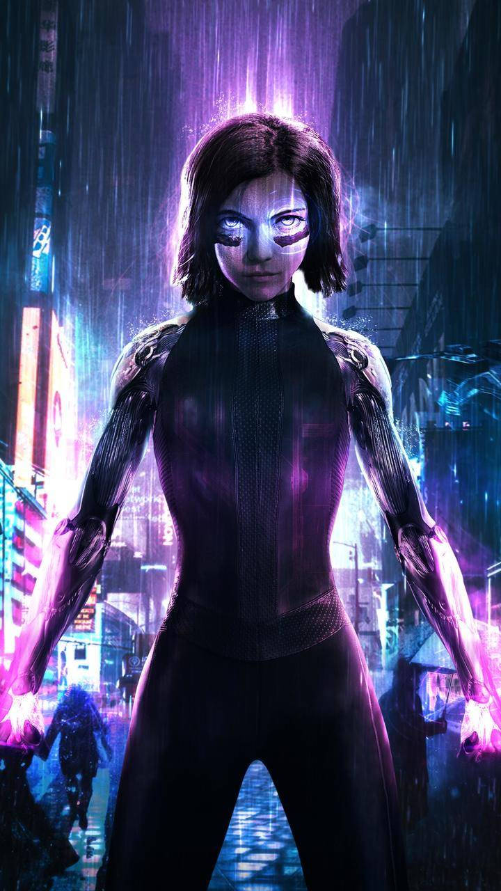 Alita Battle Angel 桌布 壁紙 — 一個擁有發光電子眼和手臂的賽博龐克女性，站在霓虹燈閃爍、雨水浸濕的未來城市街道上。