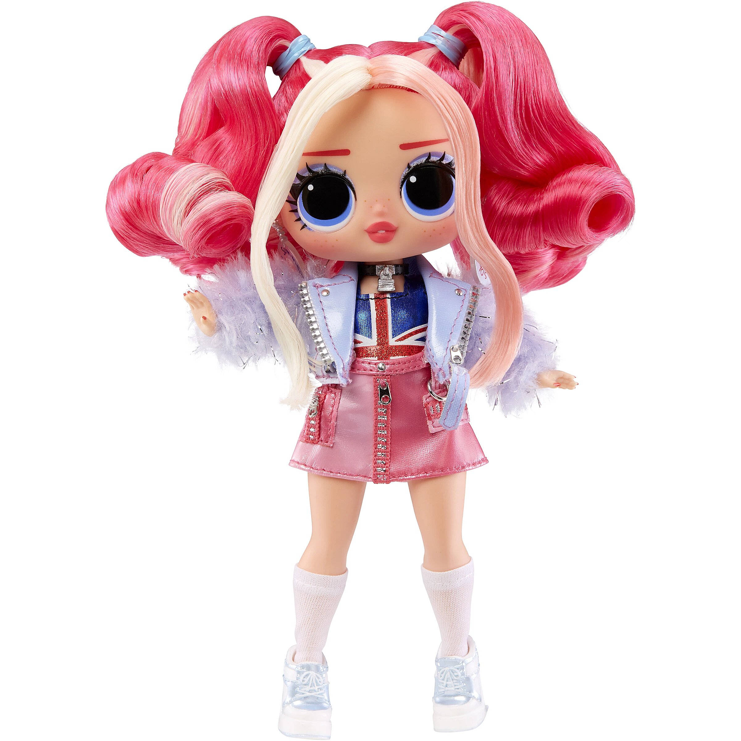 toys 桌布 壁紙 — 一個擁有粉紅色和金色辮子的LOL Surprise公仔，穿著Union Jack上衣、粉紅色裙子和銀色外套，背景為白色。