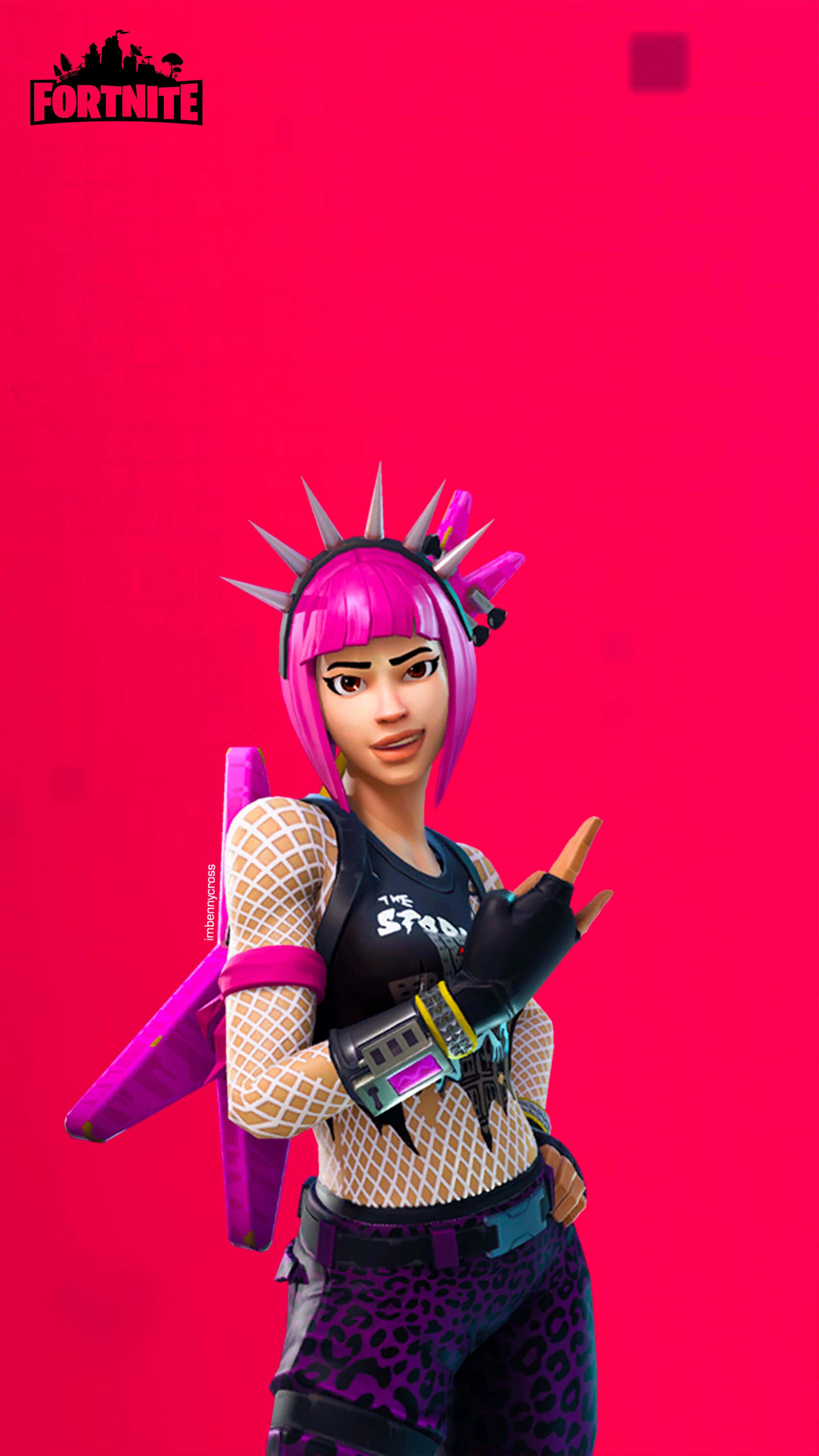 桌布 壁紙 — 一個擁有粉紅色尖刺頭髮和龐克服裝的Fortnite角色，在純粉紅色背景前自信地擺姿勢。