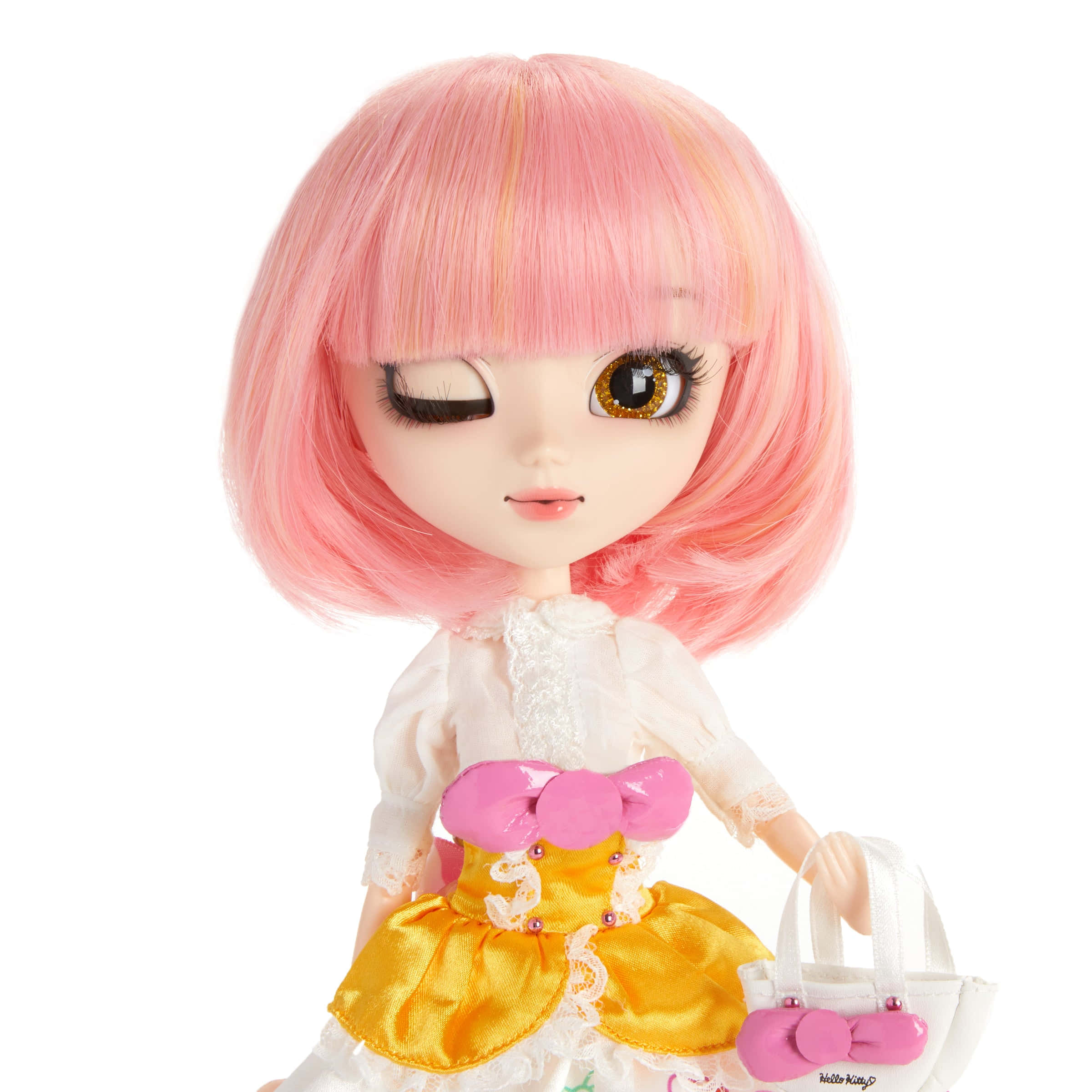 Doll 桌布 壁紙 — 一個擁有粉紅色波波頭和閃亮眼睛的洋娃娃，穿著白色蕾絲上衣和黃色裙子，拿著一個帶有粉紅色蝴蝶結的白色手袋。