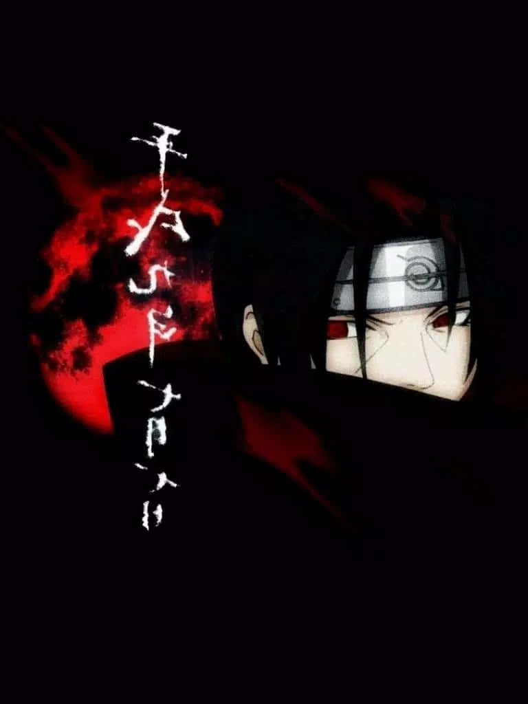 Itachi Mangekyou Sharingan 桌布 壁紙 — 一個擁有紅色眼睛和頭帶的黑暗動漫角色，從陰影中出現在帶有日文文字的發光紅色月亮旁邊。