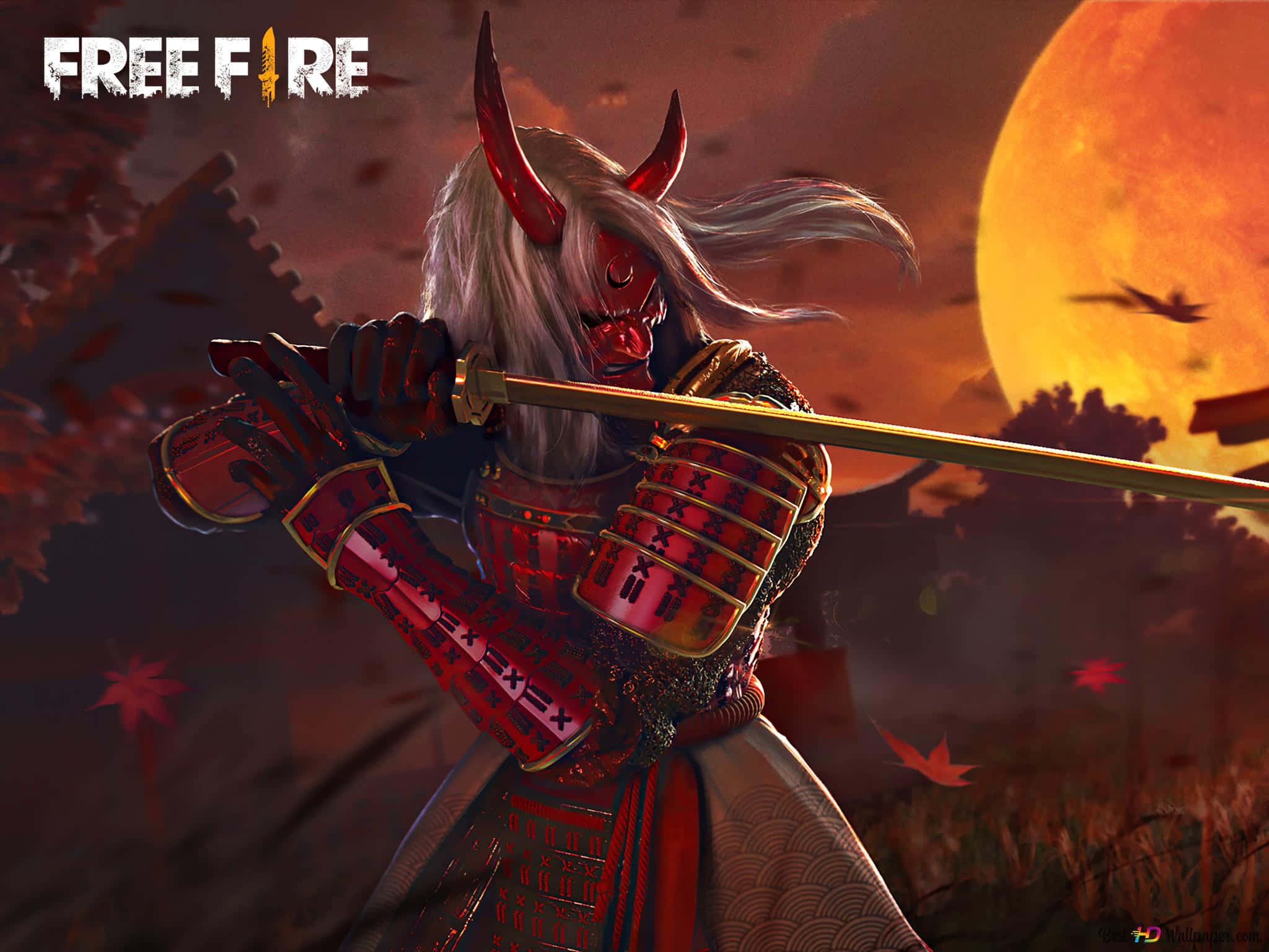 free fire 4K 桌布 壁紙 — 一個擁有紅色角和白色頭髮的惡魔武士，在熾熱的夕陽和飄落的楓葉背景下揮舞著劍。
