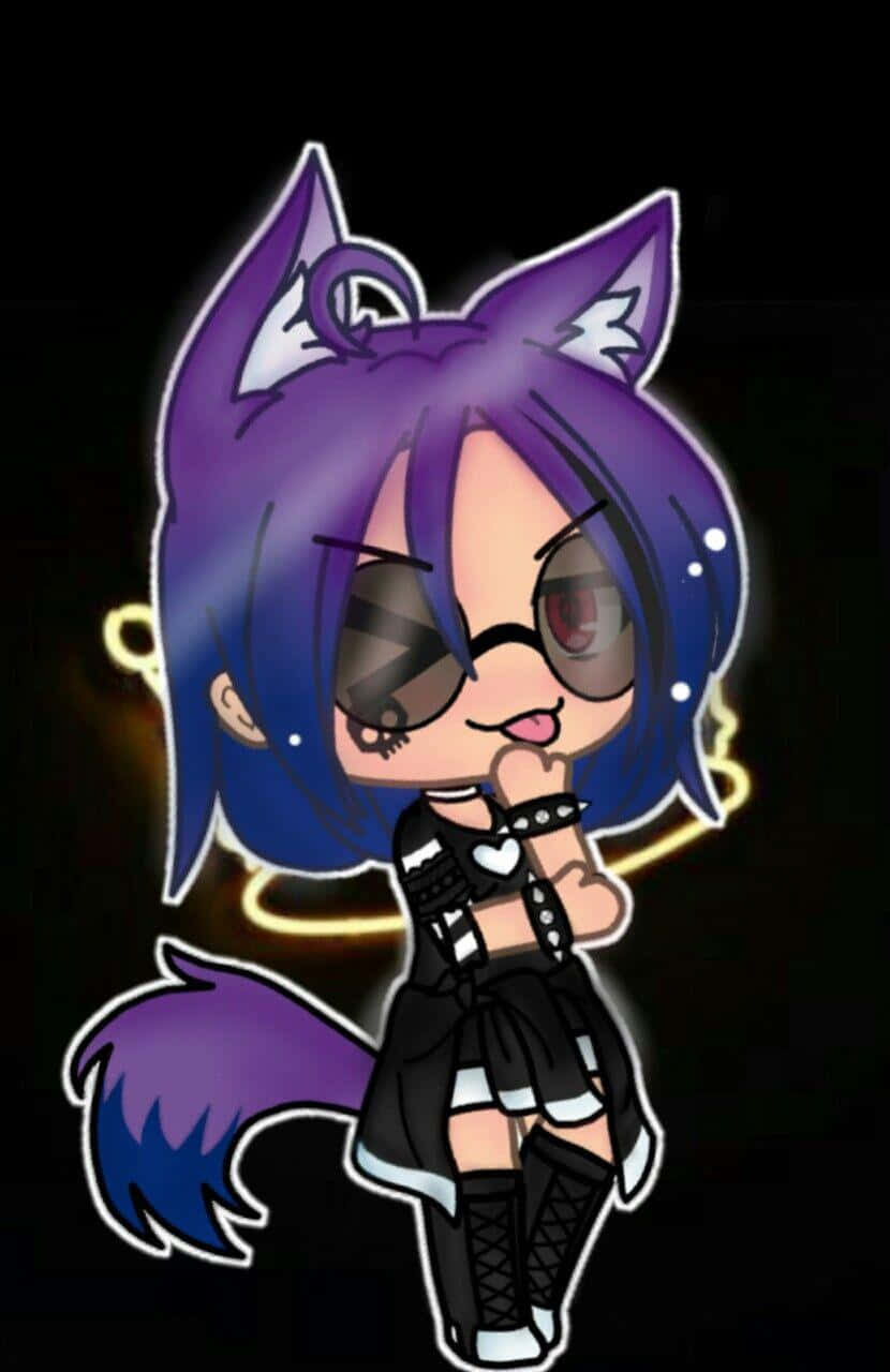 Gacha 桌布 壁紙 — 一個擁有紫色和藍色頭髮及狐狸耳朵的Q版動畫女孩，在黑色背景配以發光黃色點綴下，自信地穿著黑色服裝擺姿勢。