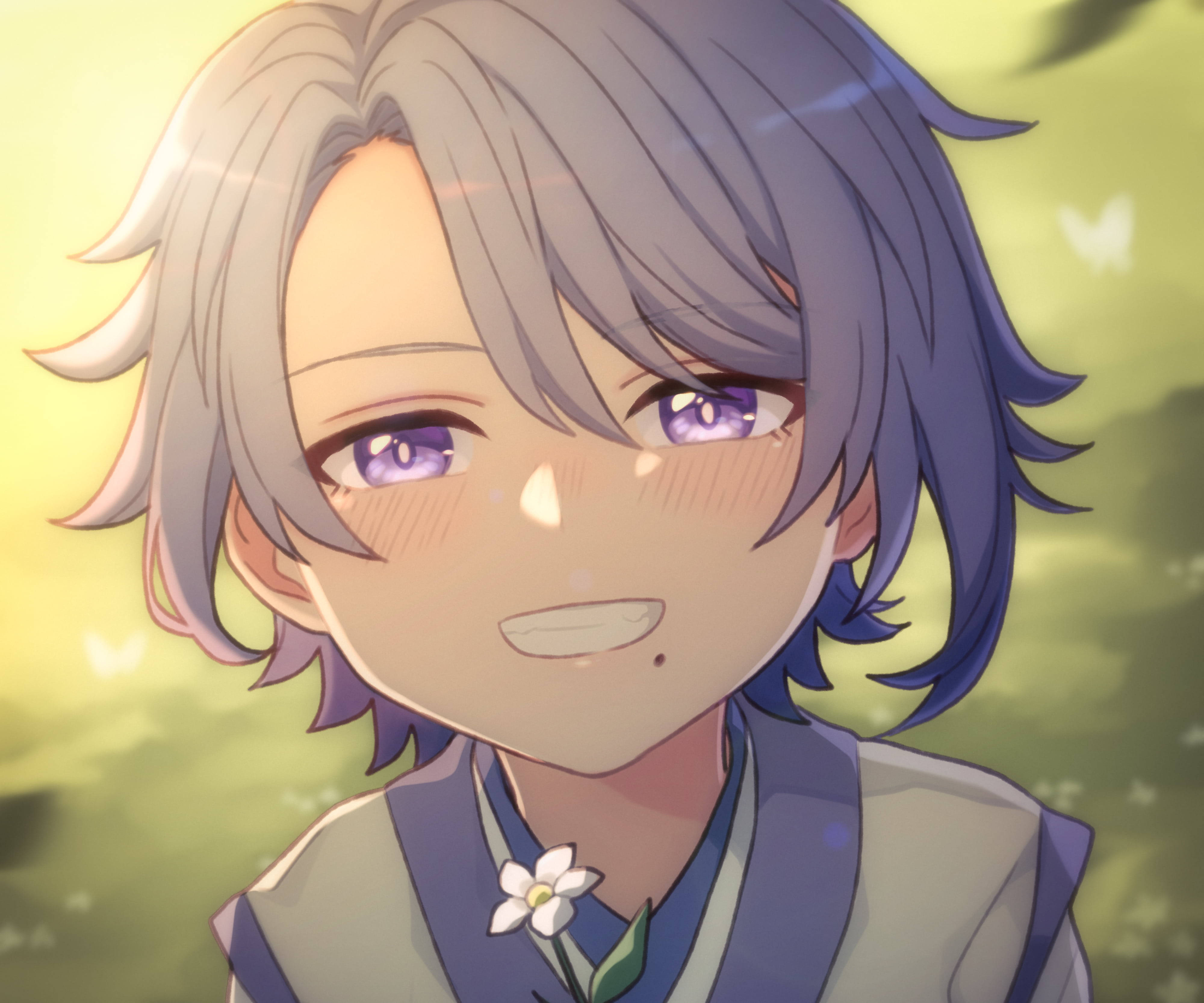ayato 桌布 壁紙 — 一個擁有紫色眼睛和灰藍色頭髮的開朗動畫男孩，在柔和的金色背景上，伴隨著飄浮的蝴蝶，溫柔地微笑。