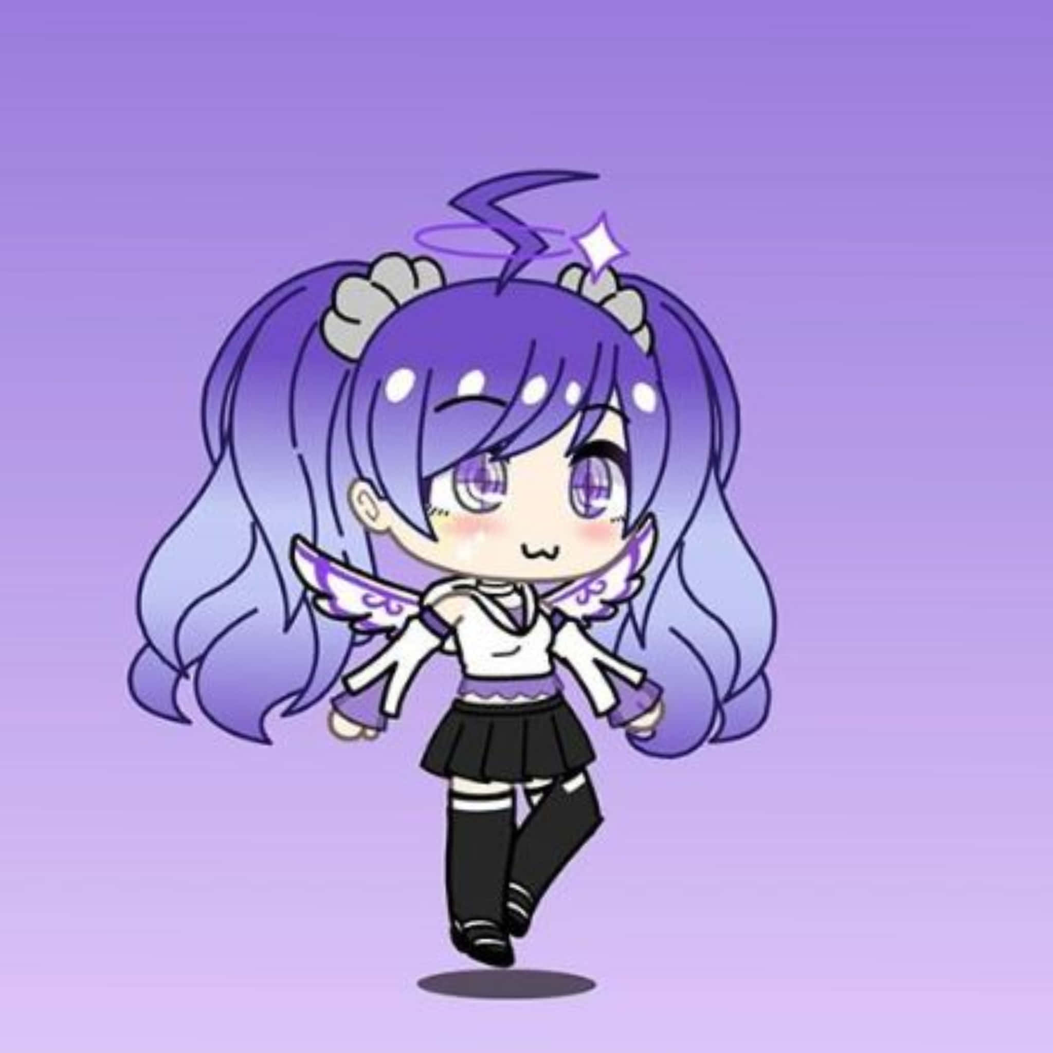 Gacha 桌布 壁紙 — 一個擁有紫色頭髮和翅膀的Q版動漫女孩，在柔和的紫色漸變背景上開心地微笑。