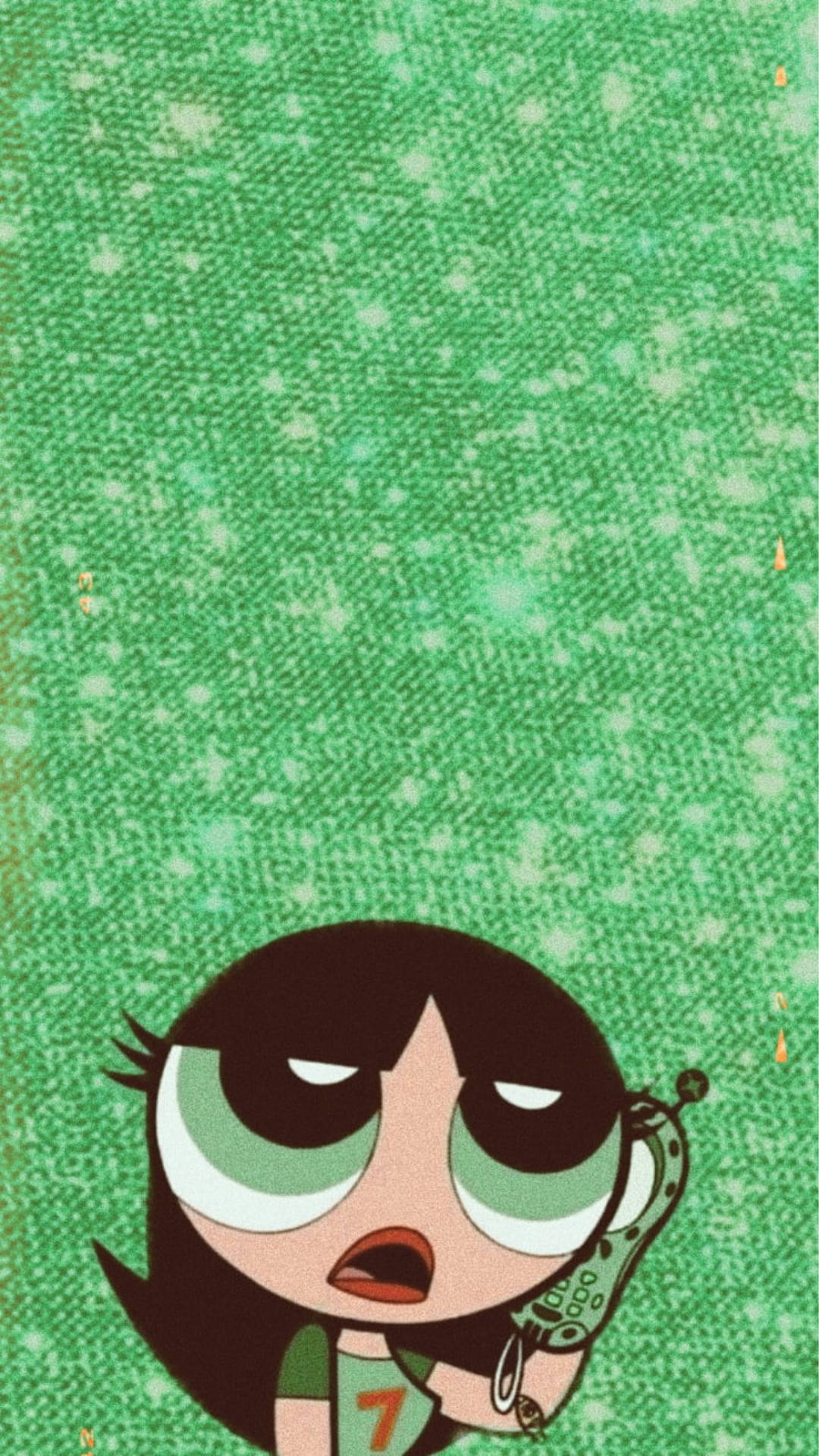 iPhone 桌布 壁紙 — 一個擁有綠色大眼睛和深色頭髮的卡通女孩，在帶有白色斑點的紋理綠色背景前拿著手機。