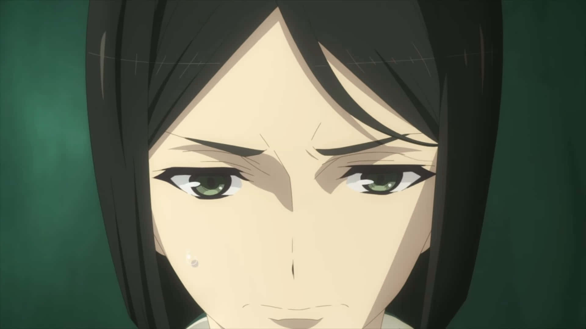Namie Yagiri 桌布 壁紙 — 一個擁有綠色眼睛和黑色頭髮的動漫女孩的特寫，她強烈地向前凝視，一滴眼淚從臉頰滑落，背景是深綠色。