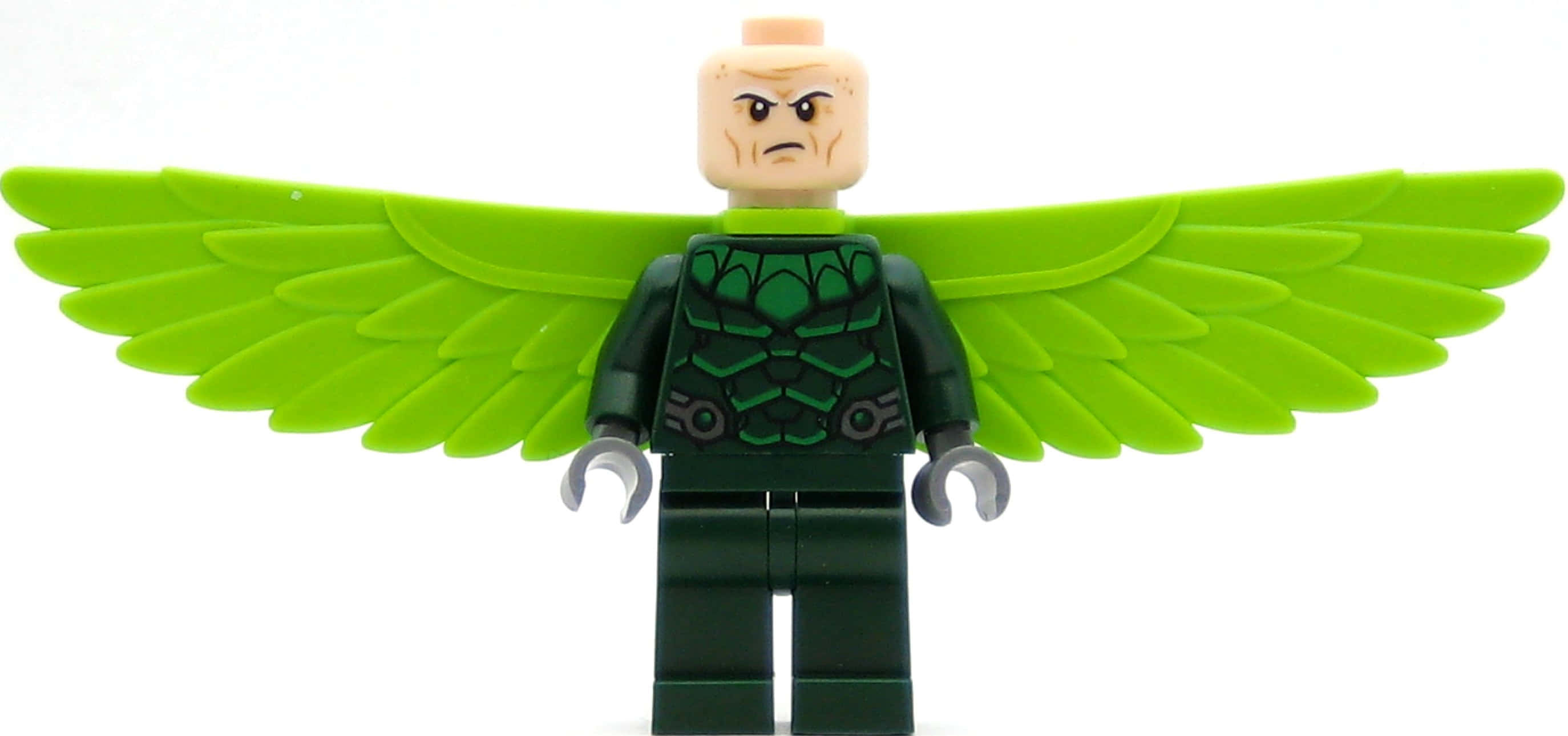 The Vulture 桌布 壁紙 — 一個擁有綠色翅膀和嚴肅面孔的LEGO迷你人偶，站在純白色背景前。