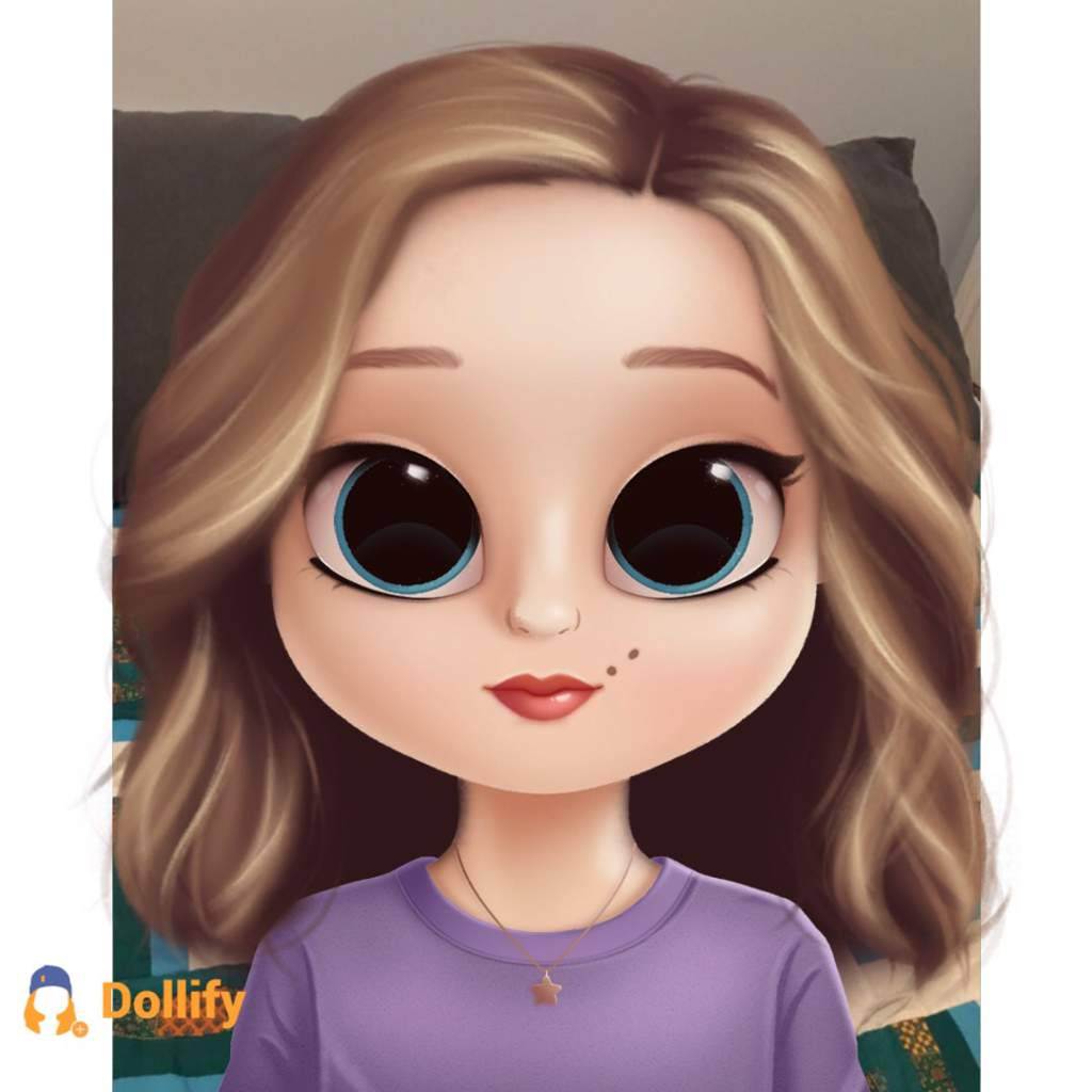 Dollify 桌布 壁紙 — 一個擁有藍色大眼睛和金色頭髮的娃娃般女孩，穿著紫色襯衫和星星項鍊。