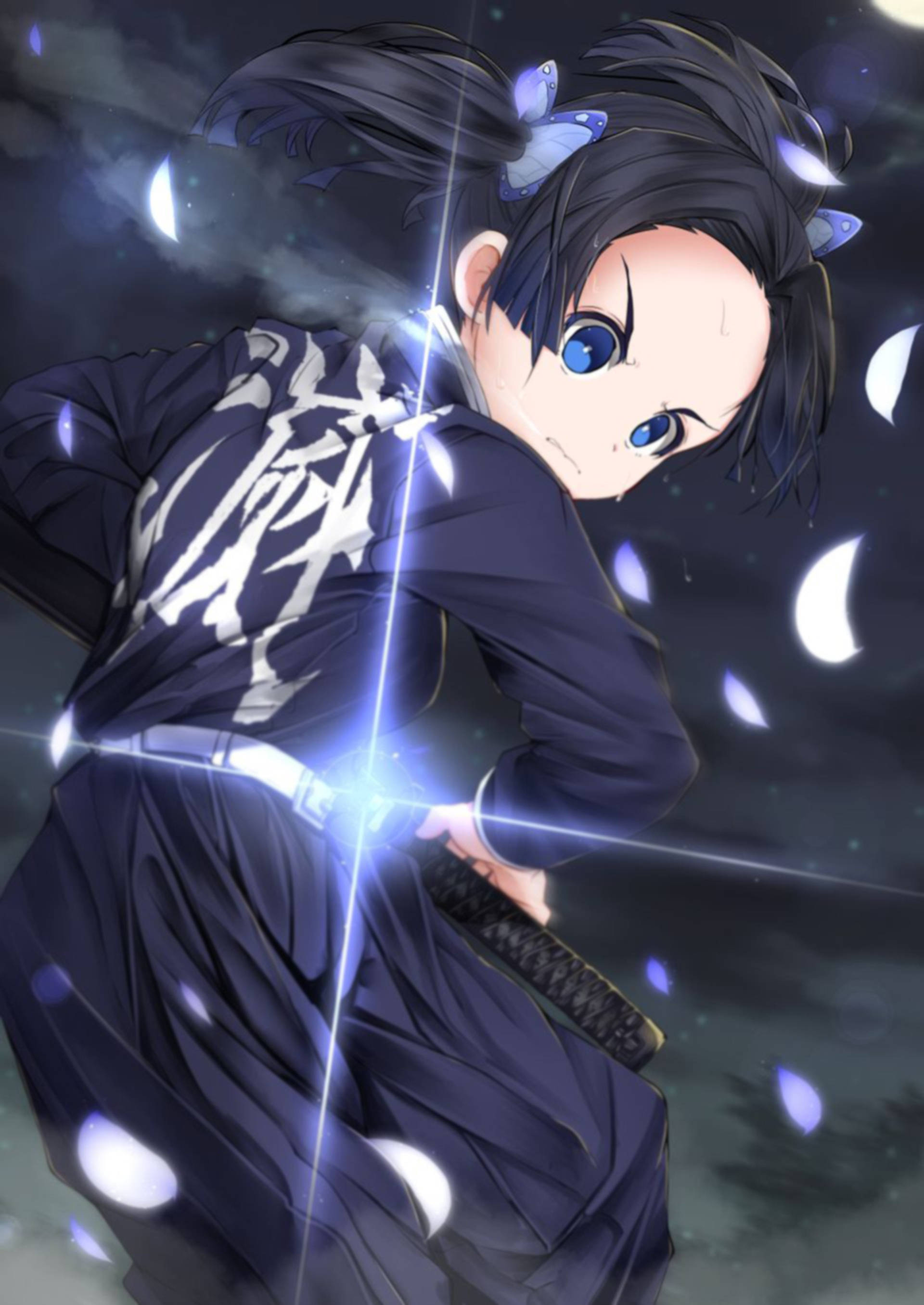 aoi kanzaki 桌布 壁紙 — 一個擁有藍色眼睛和深色頭髮的堅定動漫女孩，在月光照耀的夜空下揮舞著發光的劍，周圍有飄浮的花瓣。