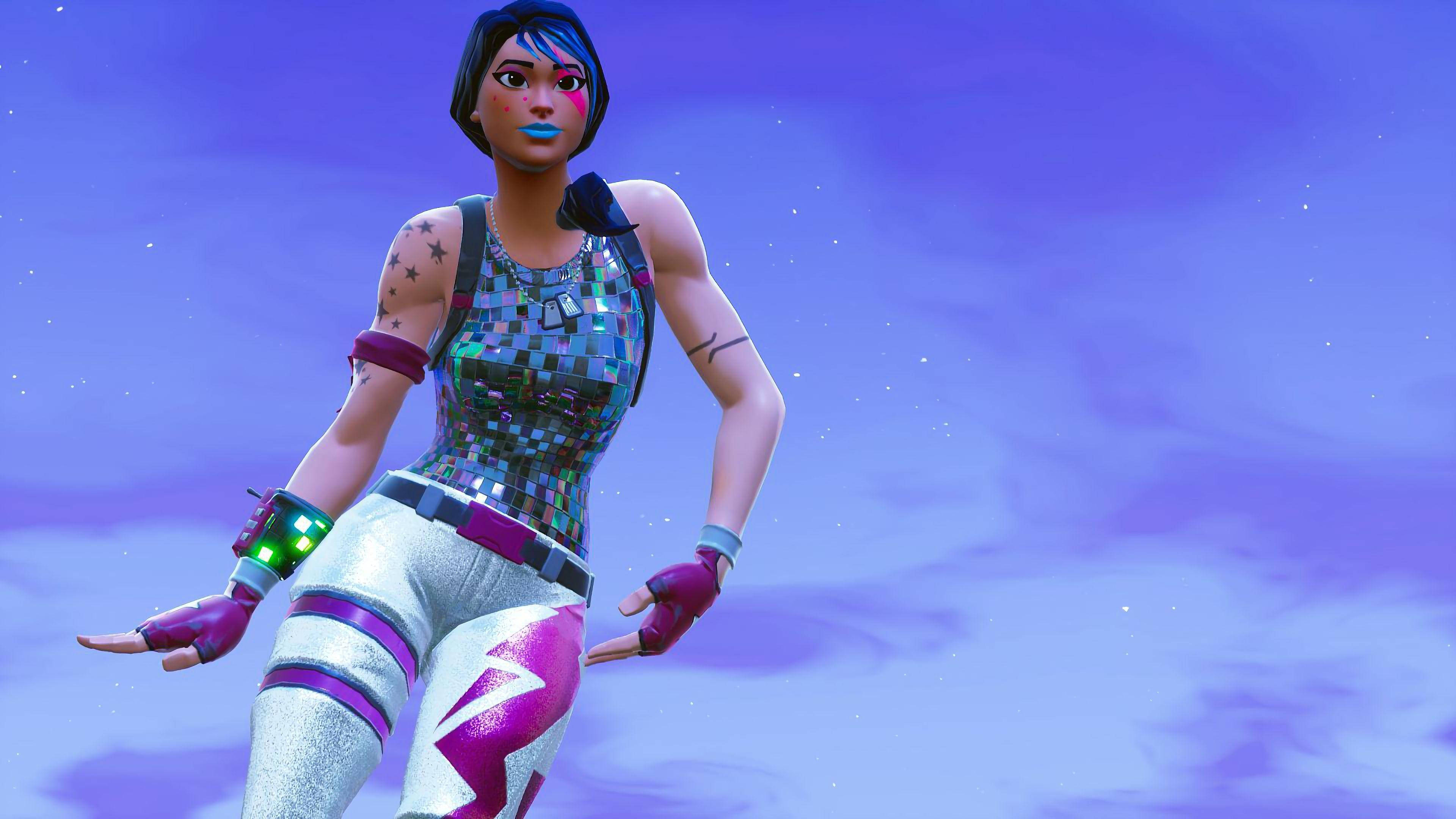 Sparkle Specialist Fortnite 桌布 壁紙 — 一個擁有藍色頭髮和發光配件的Fortnite角色，自信地站在繁星點點的紫色天空前。