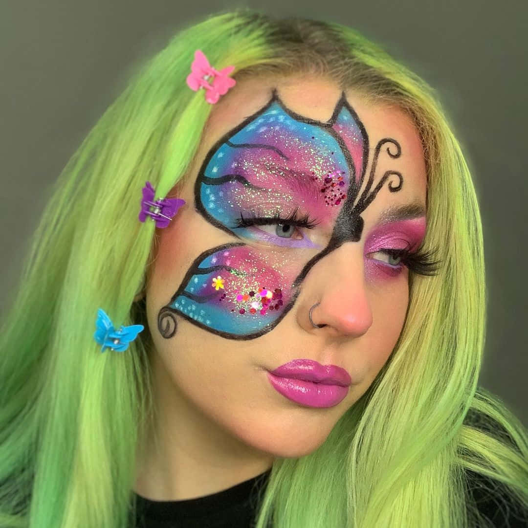 Butterfly Face Painting 桌布 壁紙 — 一個擁有螢光綠色頭髮、臉上畫有鮮豔蝴蝶圖案並飾有亮粉和彩色髮夾的人。