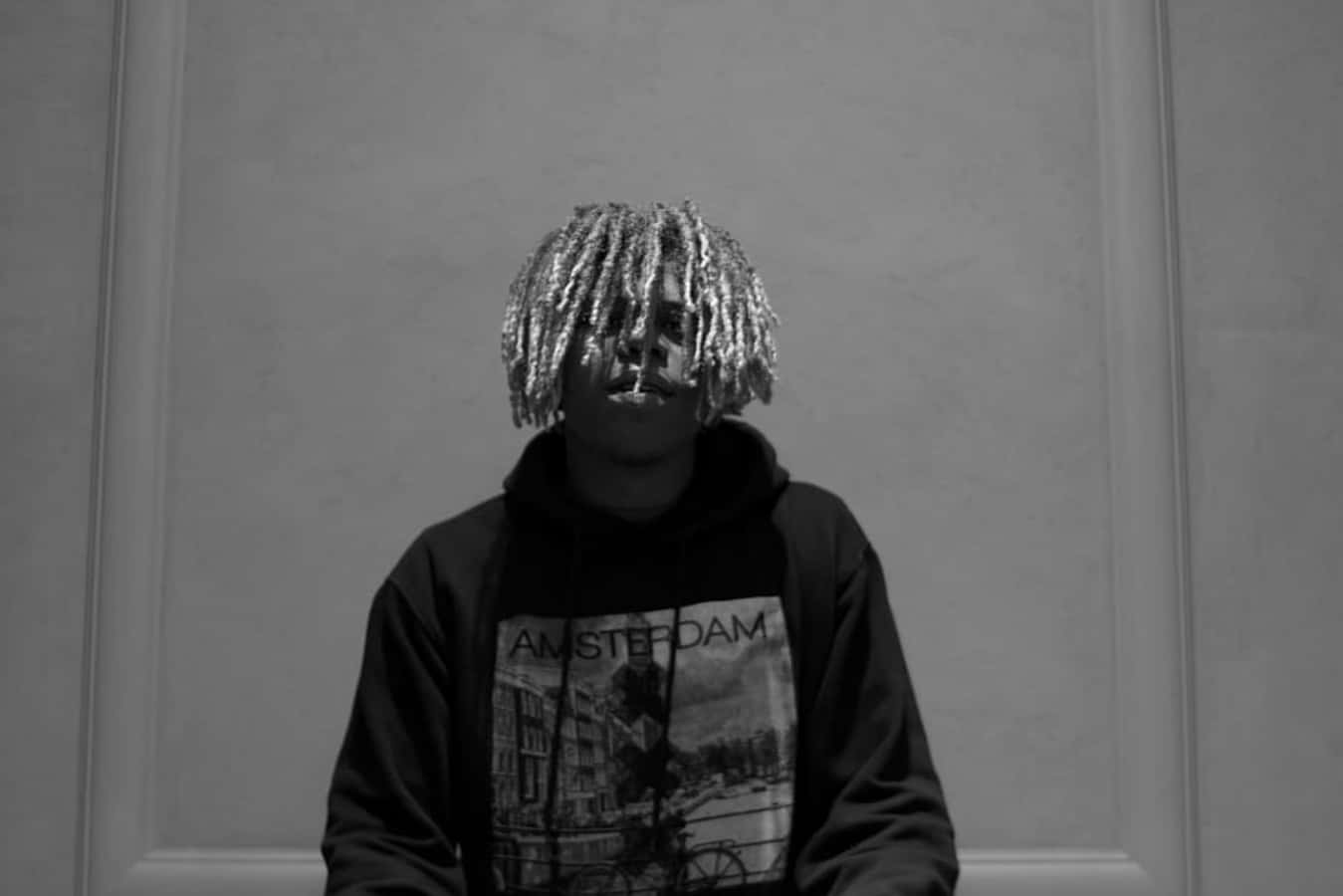擁有箔片覆蓋辮子的人，穿著黑白阿姆斯特丹連帽衫。 — Juice Wrld 壁紙