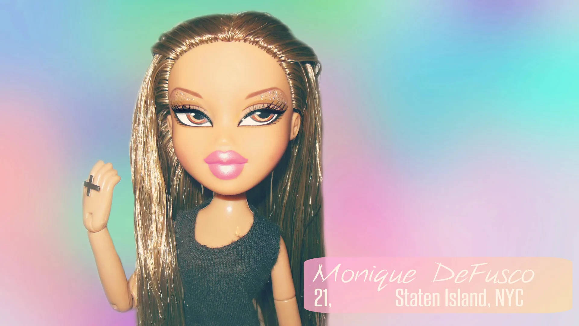 bratz 美學 桌布 壁紙 — 一個擁有金色長髮和黑色上衣的 Bratz 公仔，在柔和的粉彩漸變背景前擺姿勢。