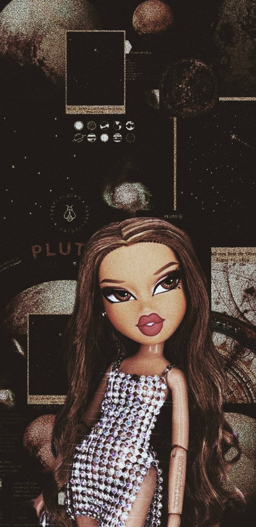 Bratz 桌布 壁紙 — 一個擁有長長棕色頭髮和紅唇的 Bratz 娃娃，穿著閃閃發光的銀色連衣裙，背景是帶有行星和天體符號的宇宙。