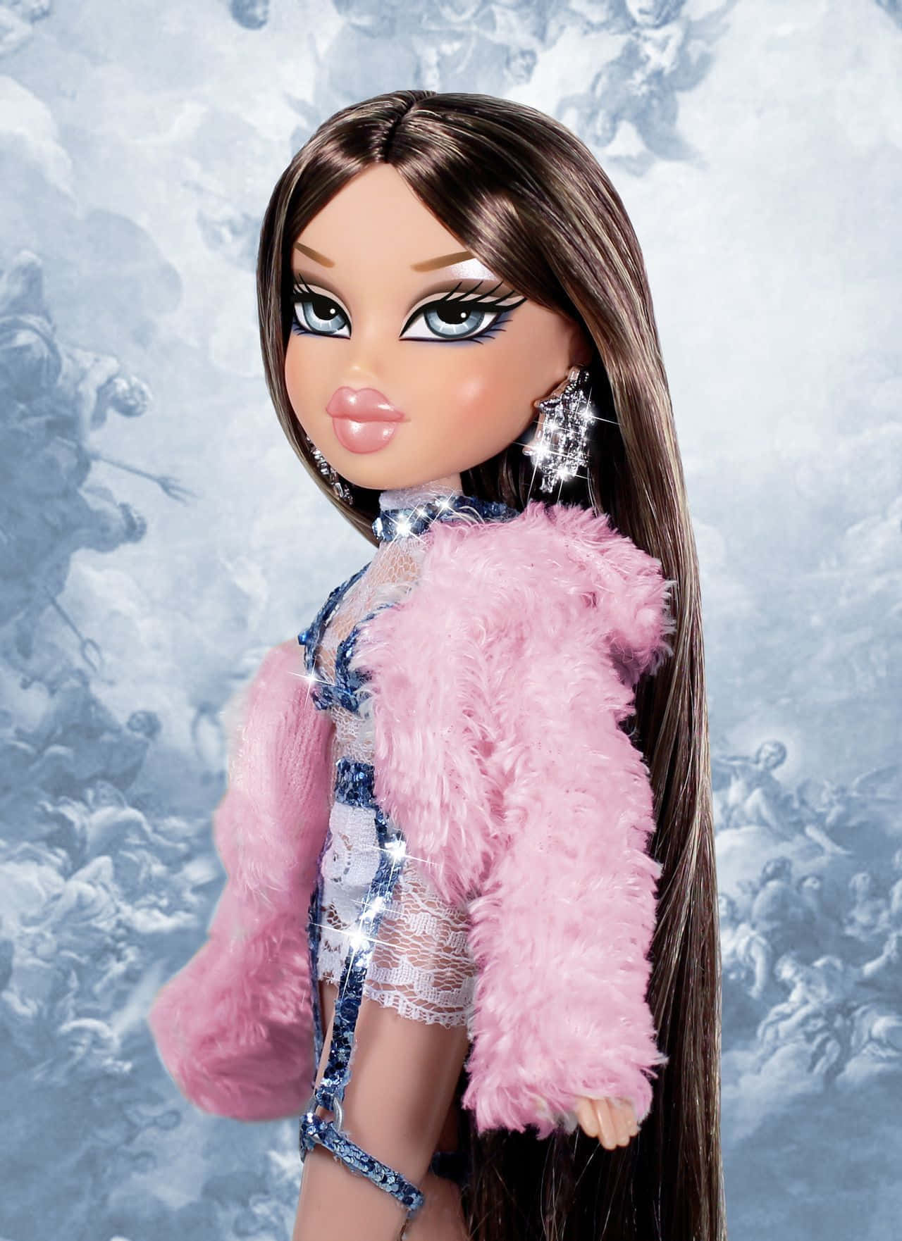bratz 美學 桌布 壁紙 — 一個擁有長長棕色頭髮和閃亮耳環的 Bratz 娃娃，在陰天背景下穿著粉紅色毛絨外套，內搭閃亮服裝。