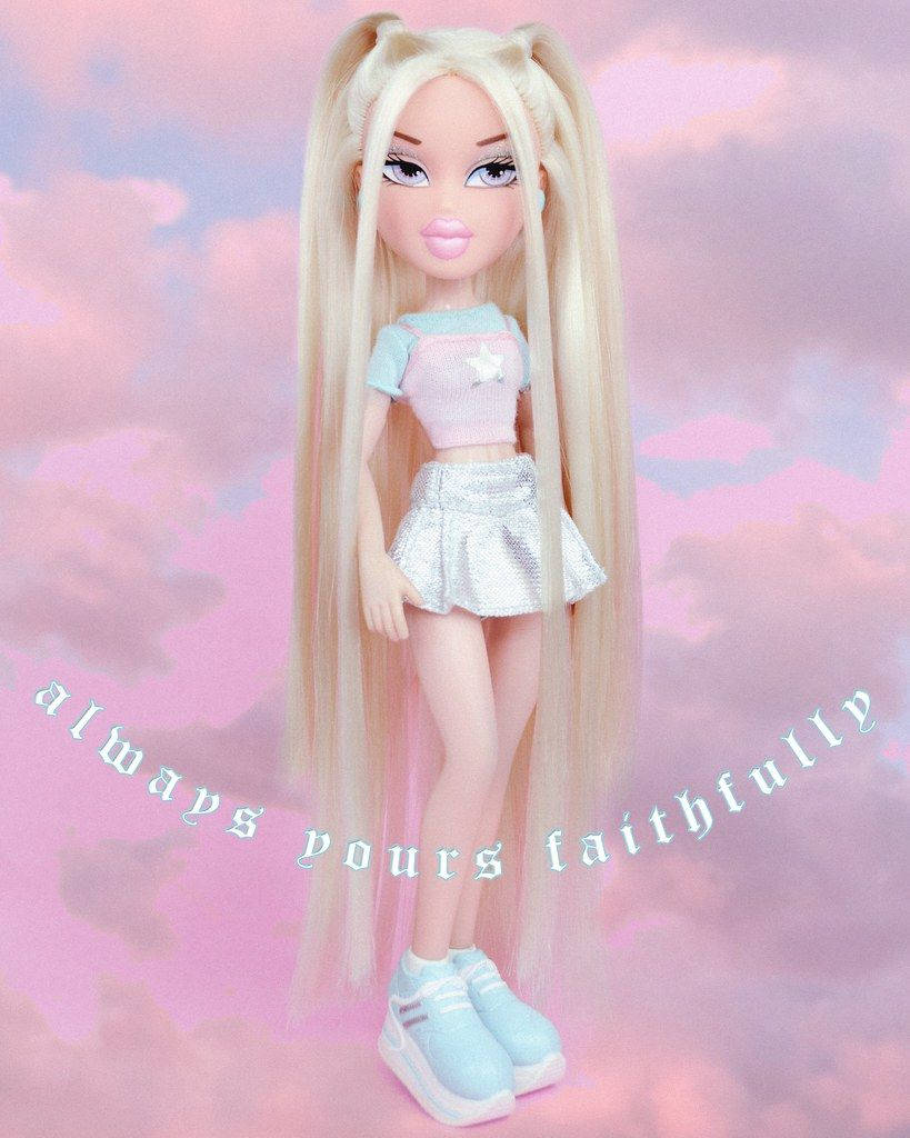 Bratz 桌布 壁紙 — 一個擁有長長金色辮子的 Bratz 娃娃，站在夢幻粉紫雲彩天空下，穿著柔和色調的服裝。