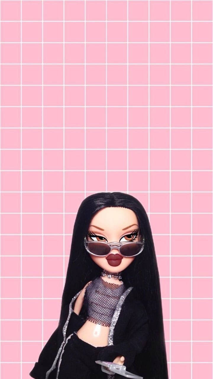 Bratz 桌布 壁紙 — 一個擁有長長黑髮和太陽眼鏡的 Bratz 公仔，在粉紅色網格背景前自信地擺姿勢。