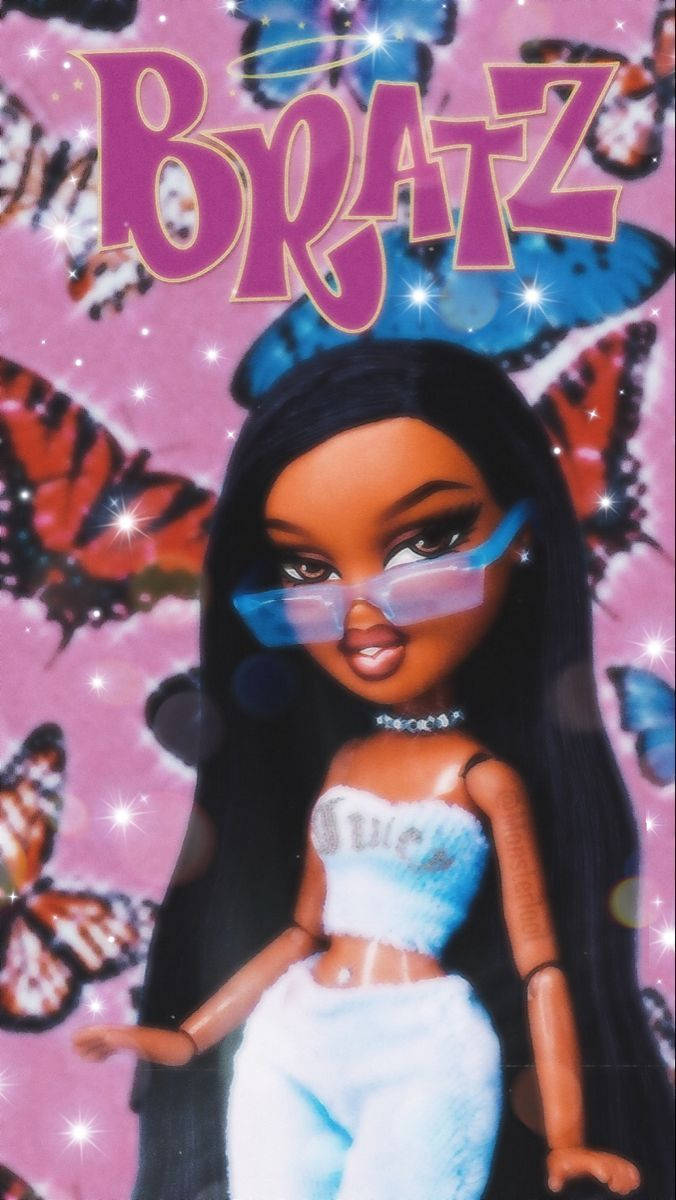 Bratz 桌布 壁紙 — 一個擁有長長黑髮和藍色眼鏡的 Bratz 公仔，在充滿彩色蝴蝶和閃光的粉紅色背景前擺姿勢。