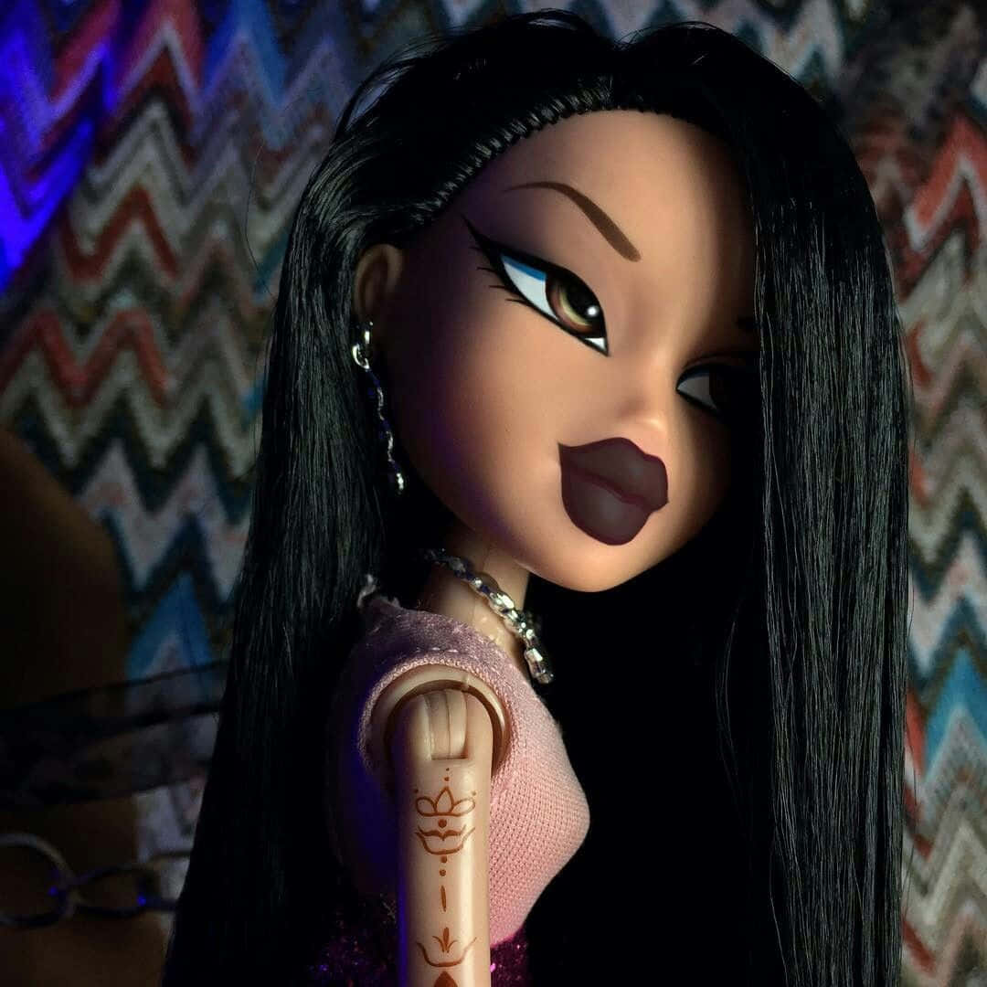bratz 美學 桌布 壁紙 — 一個擁有長長黑髮和誇張化妝的 Bratz 公仔，在色彩繽紛的鋸齒紋背景前擺姿勢。