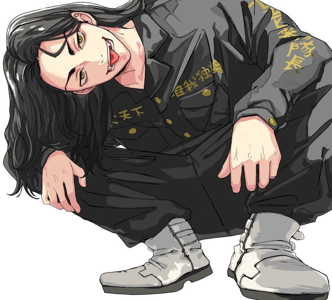 Baji 桌布 壁紙 — 一個擁有長長黑髮和邪惡笑容的動漫角色，穿著帶有金色字樣的深色制服蹲著。