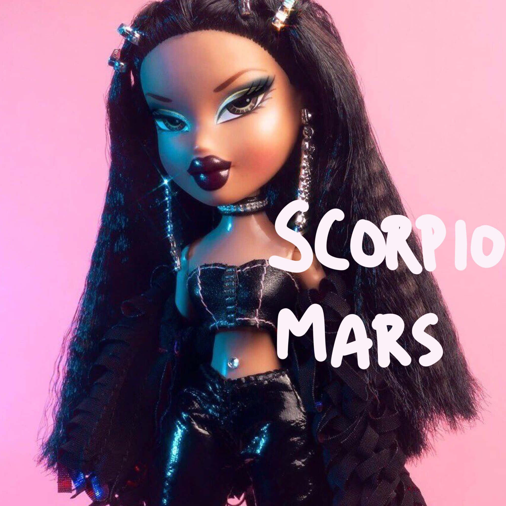 bratz 美學 桌布 壁紙 — 一個擁有長黑髮和大膽妝容的 Bratz 娃娃在粉紅色背景上擺姿勢，並帶有 'SCORPIO MARS' 文字。