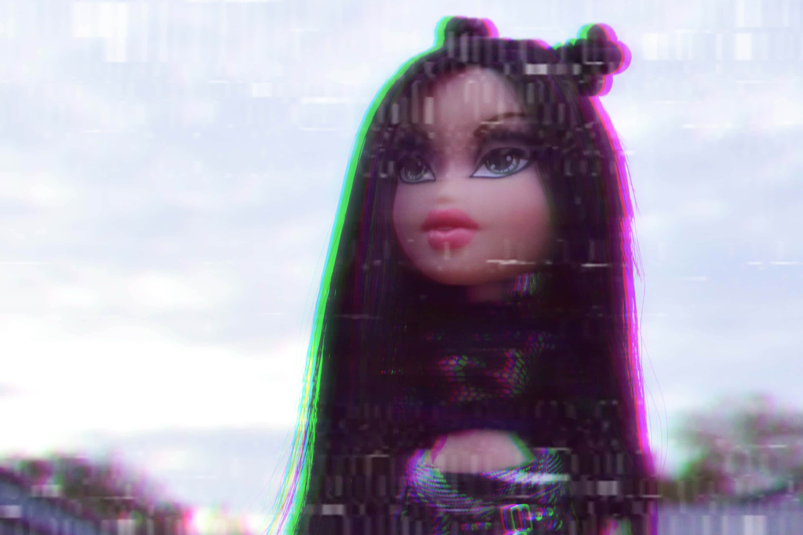 Bratz 桌布 壁紙 — 一個擁有長黑髮和發光眼睛的洋娃娃，在模糊背景上疊加了鮮豔的故障效果和色差。