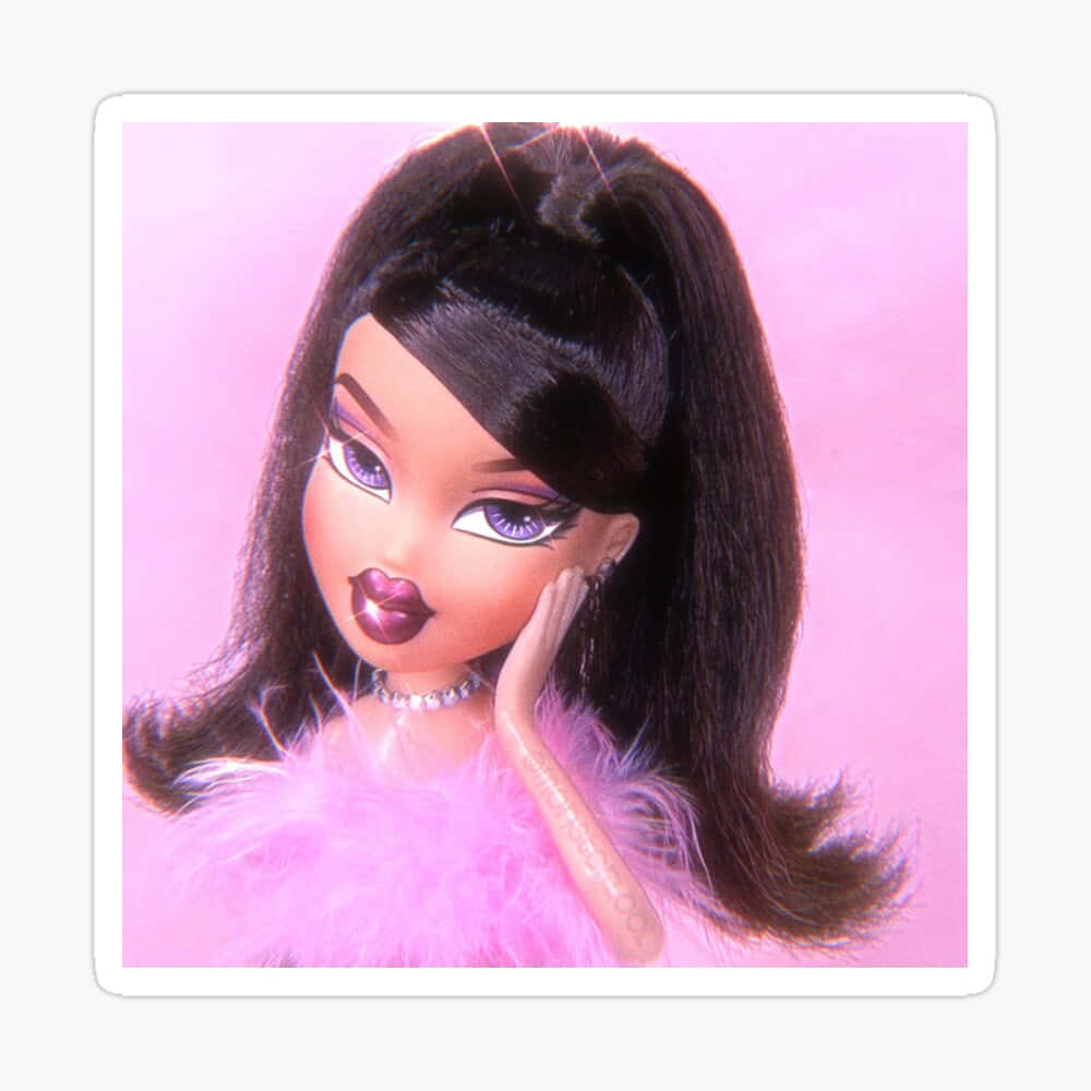 bratz 美學 桌布 壁紙 — 一個擁有長黑髮和紫色眼睛的 Bratz 公仔，在柔和的粉紅色背景前擺姿勢，穿著毛茸茸的粉紅色領子。