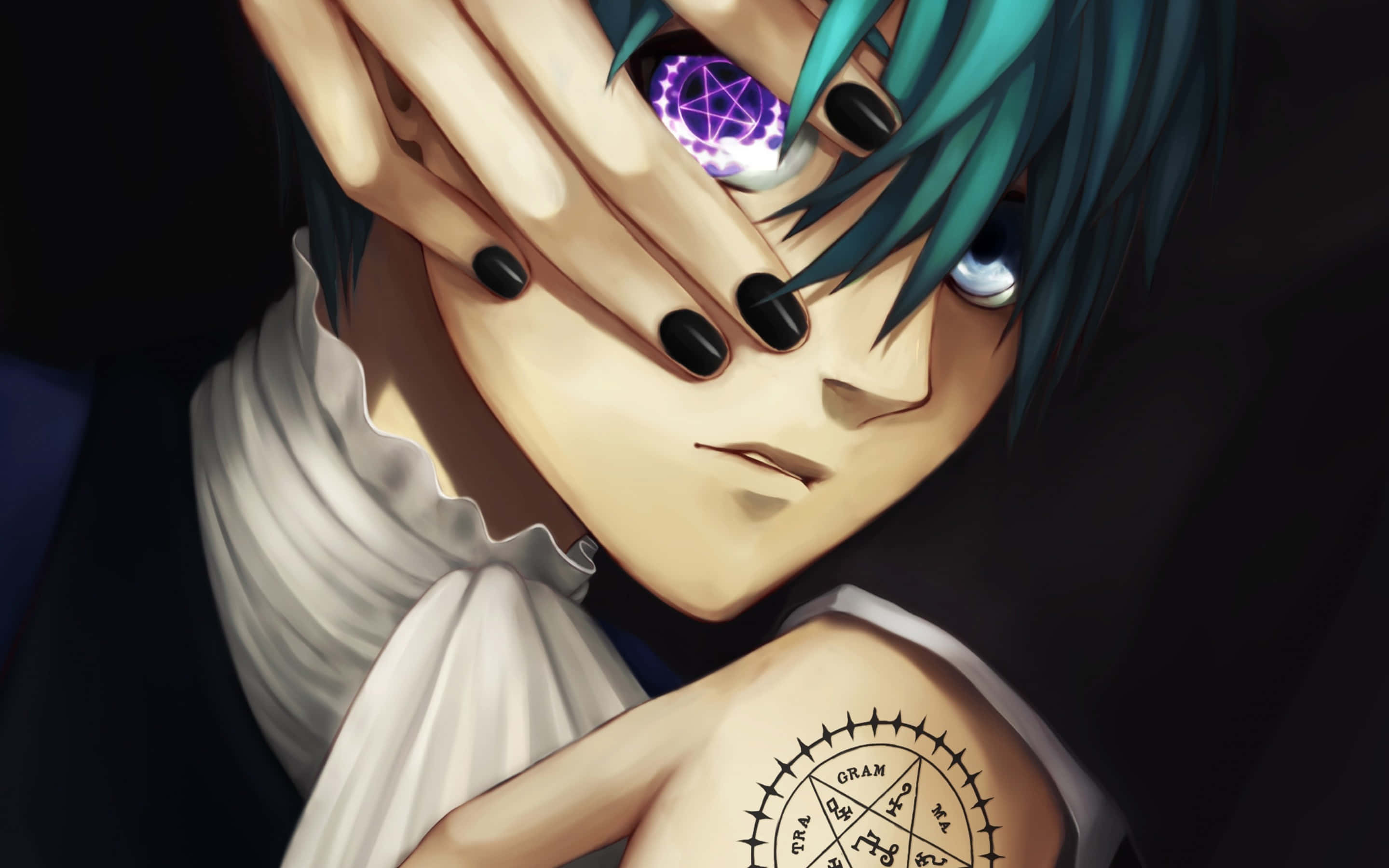 Black Butler 桌布 壁紙 — 一個擁有青綠色頭髮、發光紫色眼睛和神秘紋身的動漫角色，部分遮蓋著臉部，凝視著。