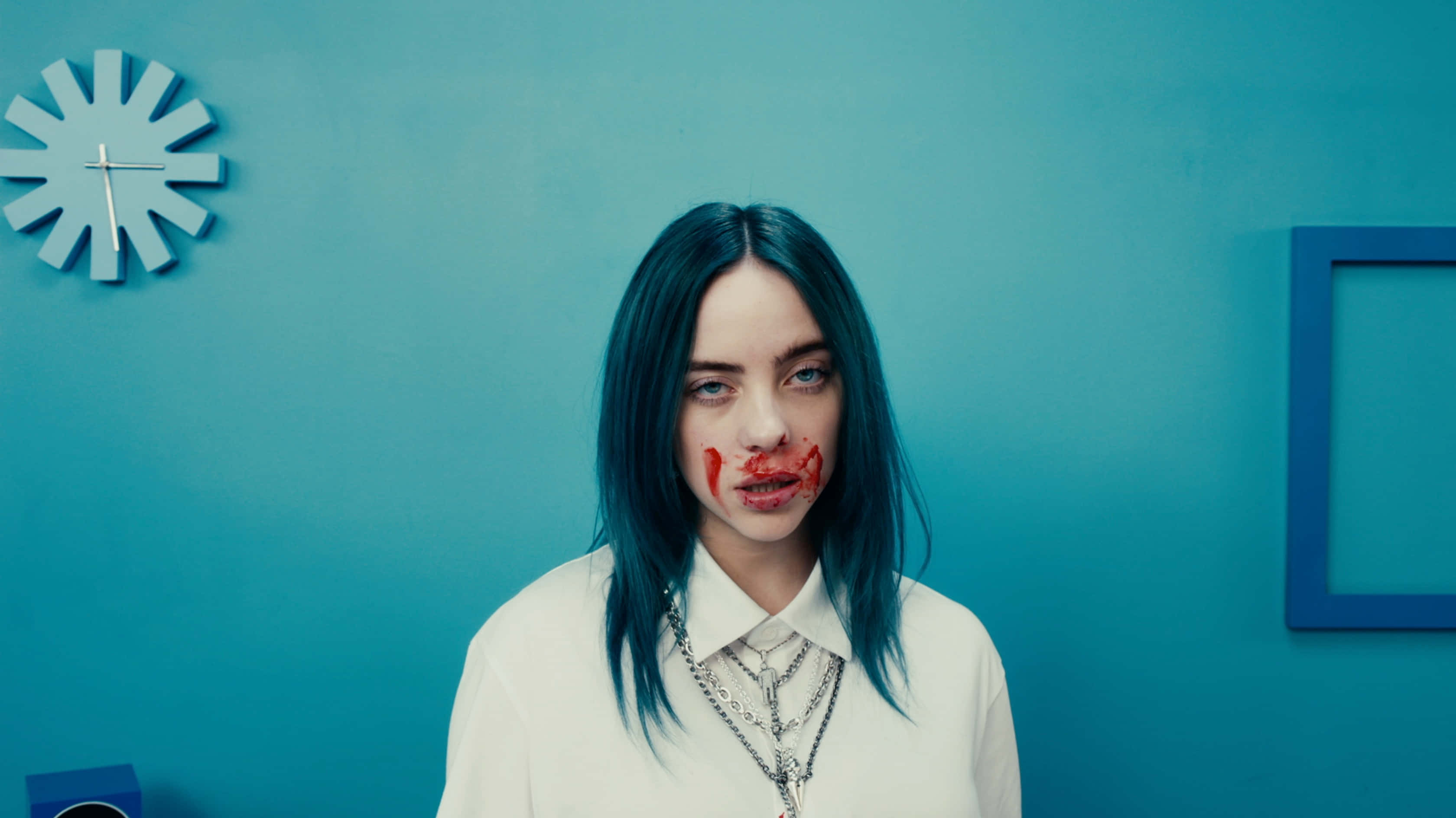 Billie Eilish Laptop 桌布 壁紙 — 一個擁有青綠色頭髮、臉上帶血的人，對著一面有白色時鐘的青綠色牆壁，眼神強烈地凝視。