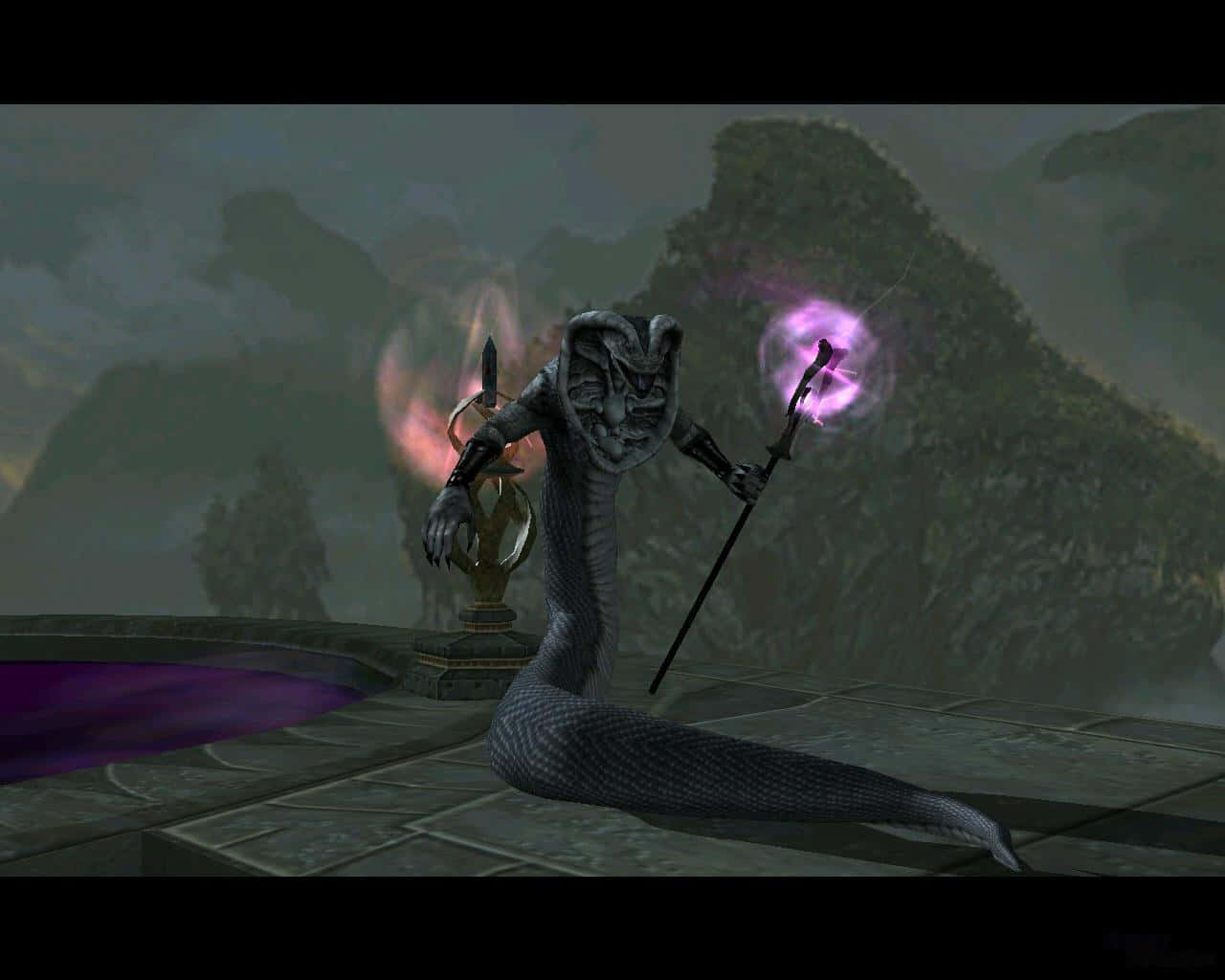 Demon Realm 桌布 壁紙 — 一個擁有類人頭部的黑暗蛇形生物，在霧氣繚繞的山巒中，於石台上揮舞著一根發光的紫色法杖。