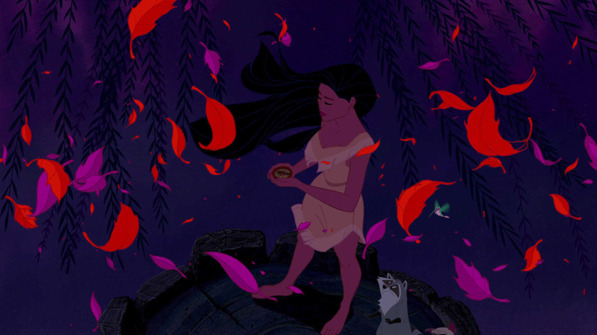 Pocahontas 桌布 壁紙 — 一個擁有飄逸黑髮的女孩站在黑暗的柳樹下，鮮紅和紫色的葉子在神秘的夜晚場景中圍繞她旋轉。