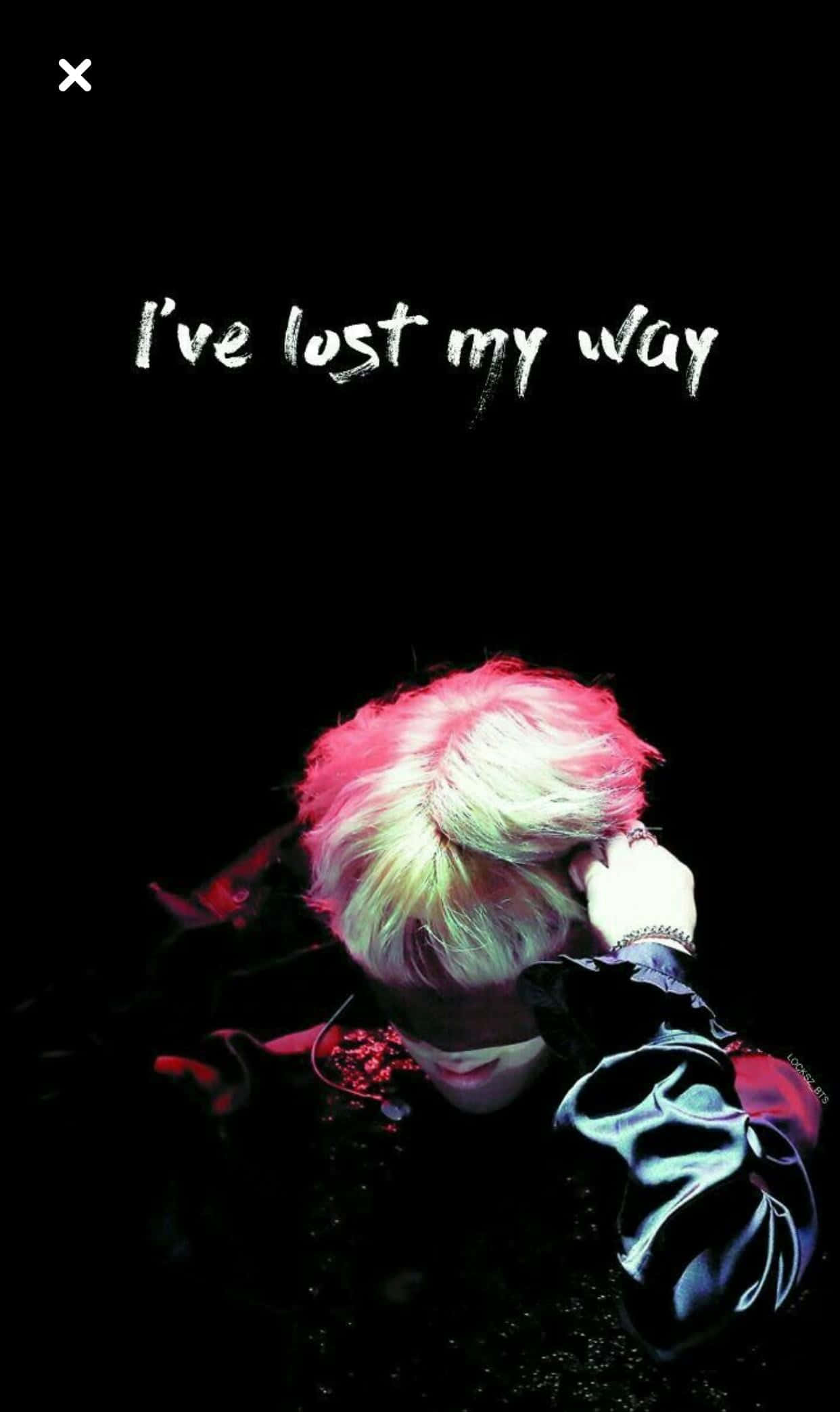 Bts Fanart 桌布 壁紙 — 一個擁有鮮豔粉紅和綠色頭髮的人在陰影黑暗中向下望，上面有「我迷失了方向」的文字發光。
