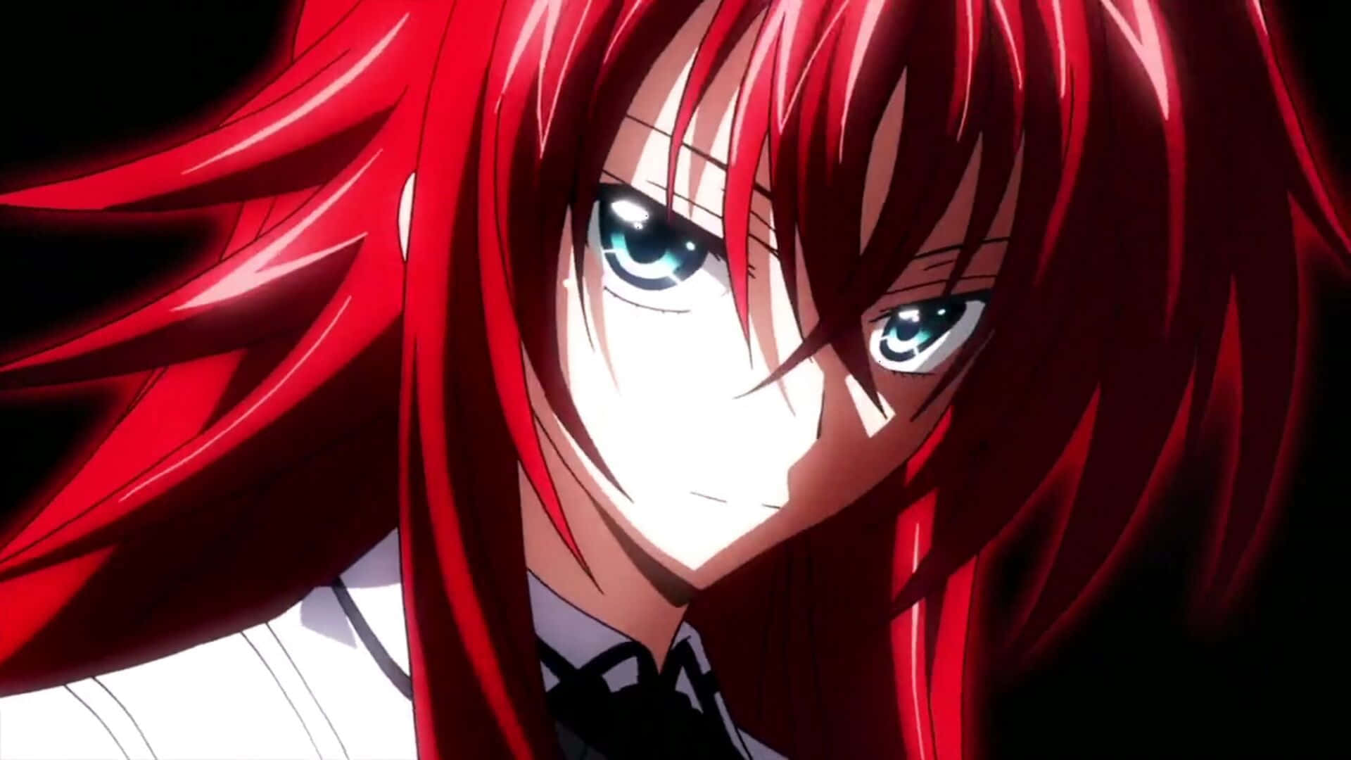 Rias Gremory 桌布 壁紙 — 一個擁有鮮豔紅髮和銳利藍眼的動漫女孩特寫，在黑暗背景下強烈凝視。