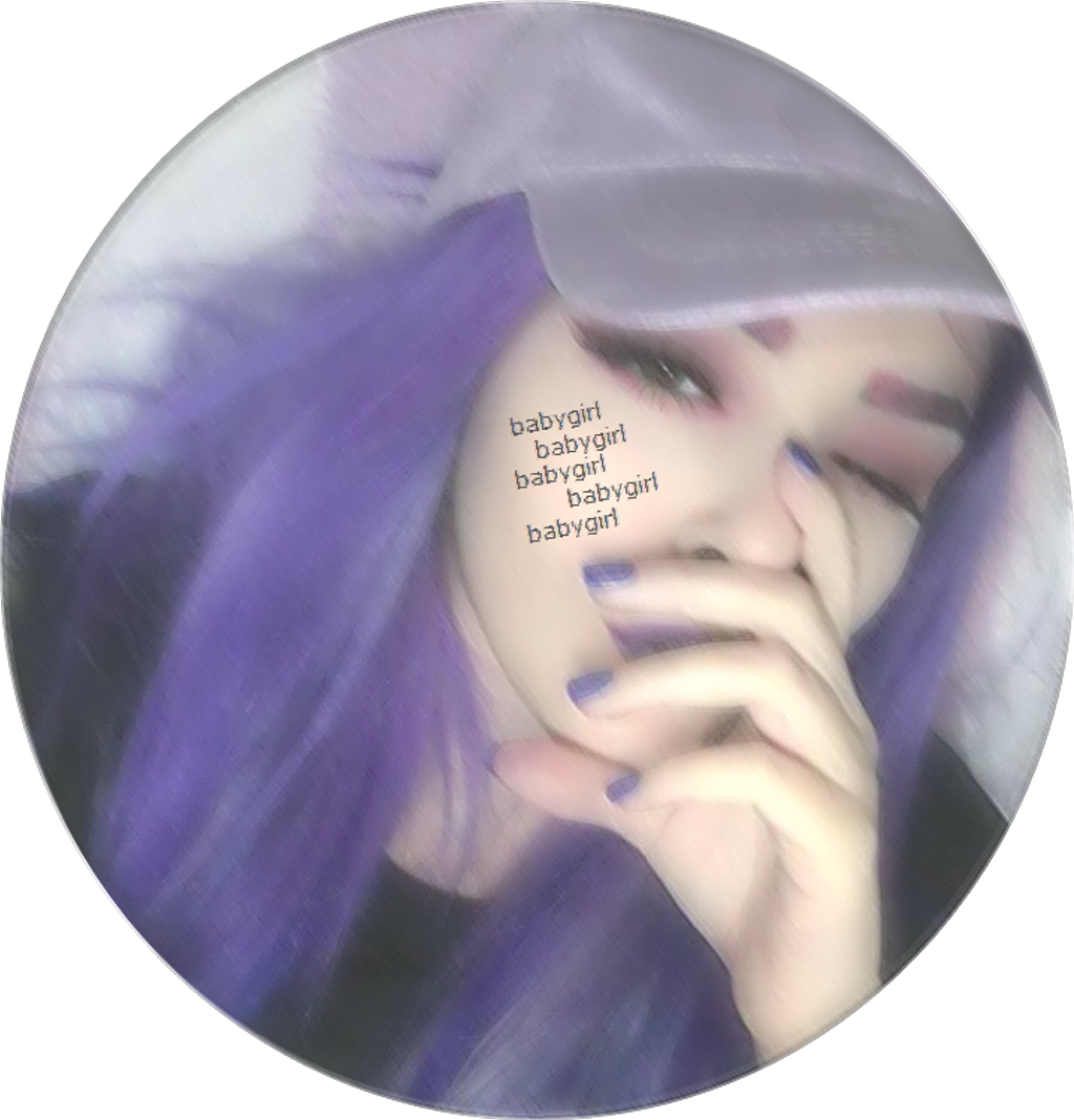 美學 Tumblr 桌布 壁紙 — 一個擁有鮮豔紫色頭髮和帽子的人，在柔和模糊的圓形框架中用手部分遮住臉。