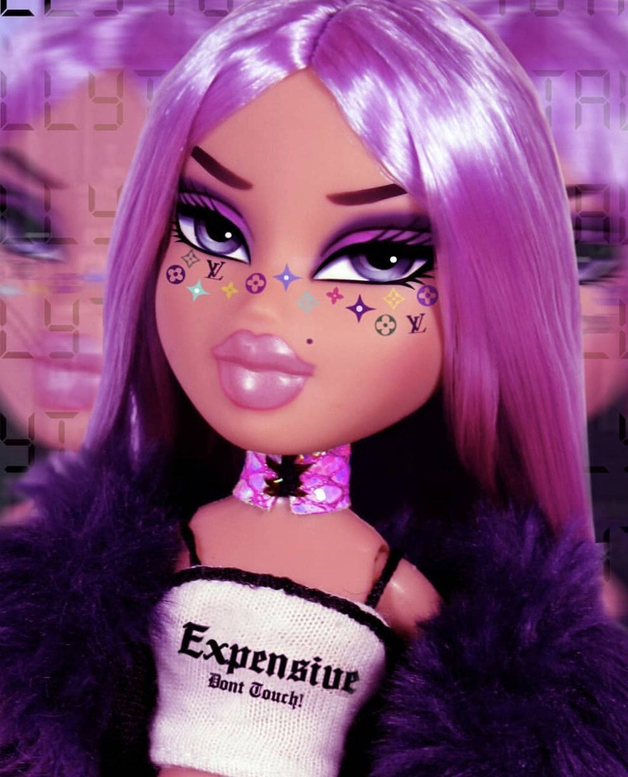 Bratz Dolls 桌布 壁紙 — 一個擁有鮮豔紫色頭髮和閃亮臉部珠寶的洋娃娃，穿著毛皮大衣和一件寫著「Expensive Dont Touch!」的襯衫，背景是故障風格的粉紅色。