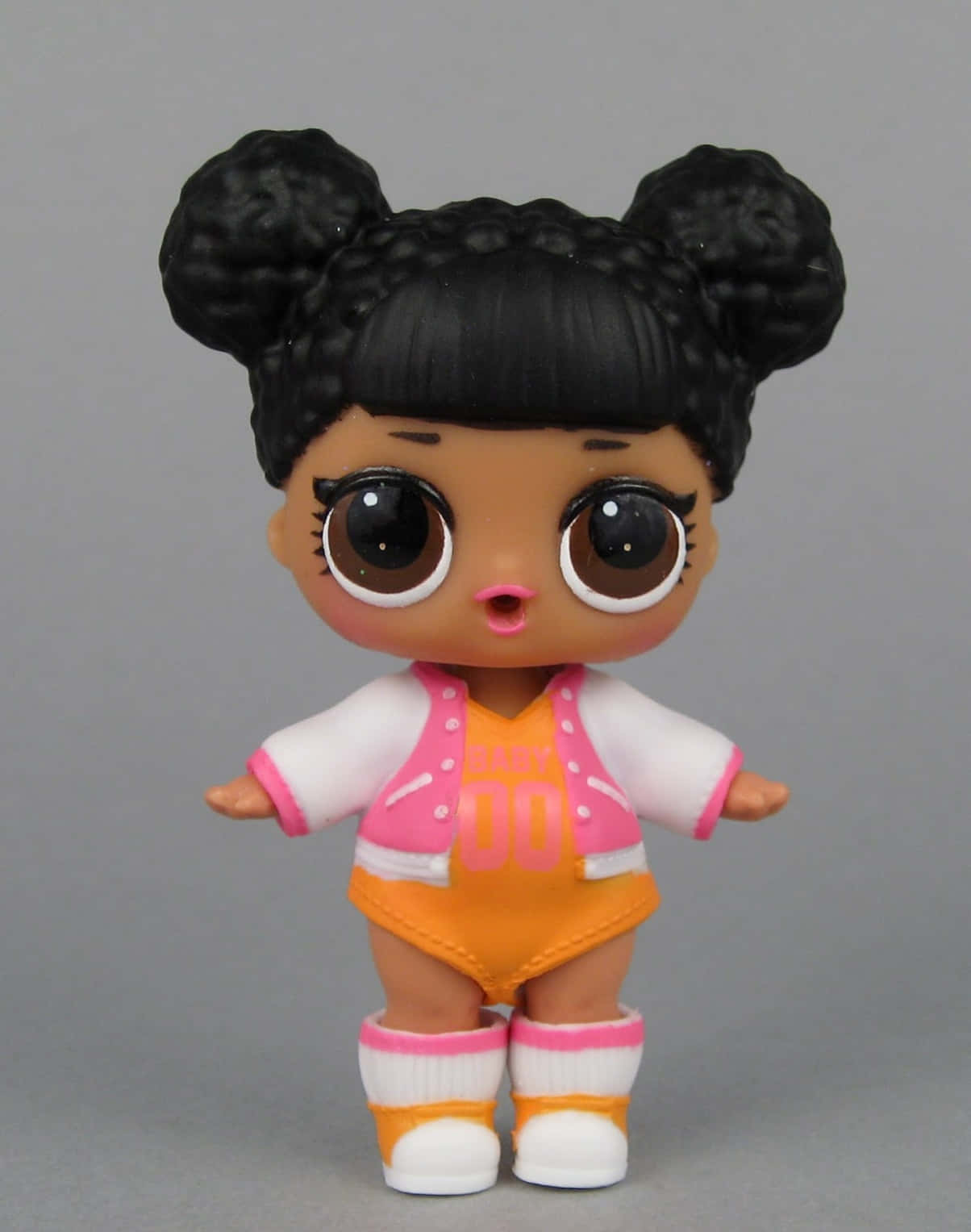 Lol Doll 桌布 壁紙 — 一個擁有黑色辮子雙馬尾和大眼睛的LOL Surprise娃娃，穿著橙色衣服，外搭粉白色外套，配搭同色襪子。