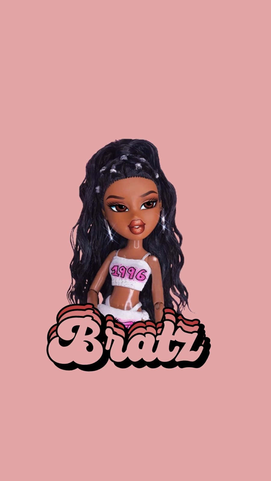 Bratz 桌布 壁紙 — 一個擁有黑色長髮和1996年短版上衣的Bratz娃娃站在純粉色背景前。